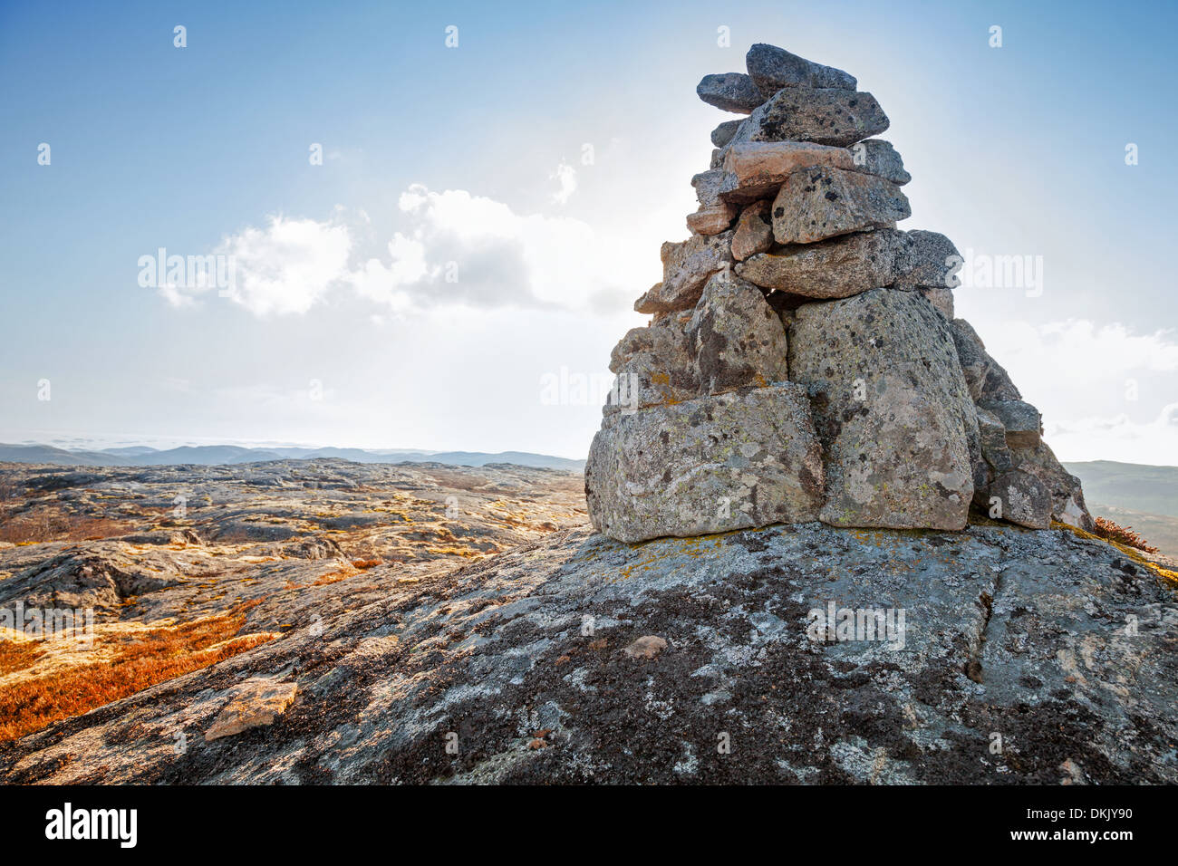 Cairn de pierre comme une marque de navigation en haut de la montagne norvégienne Banque D'Images