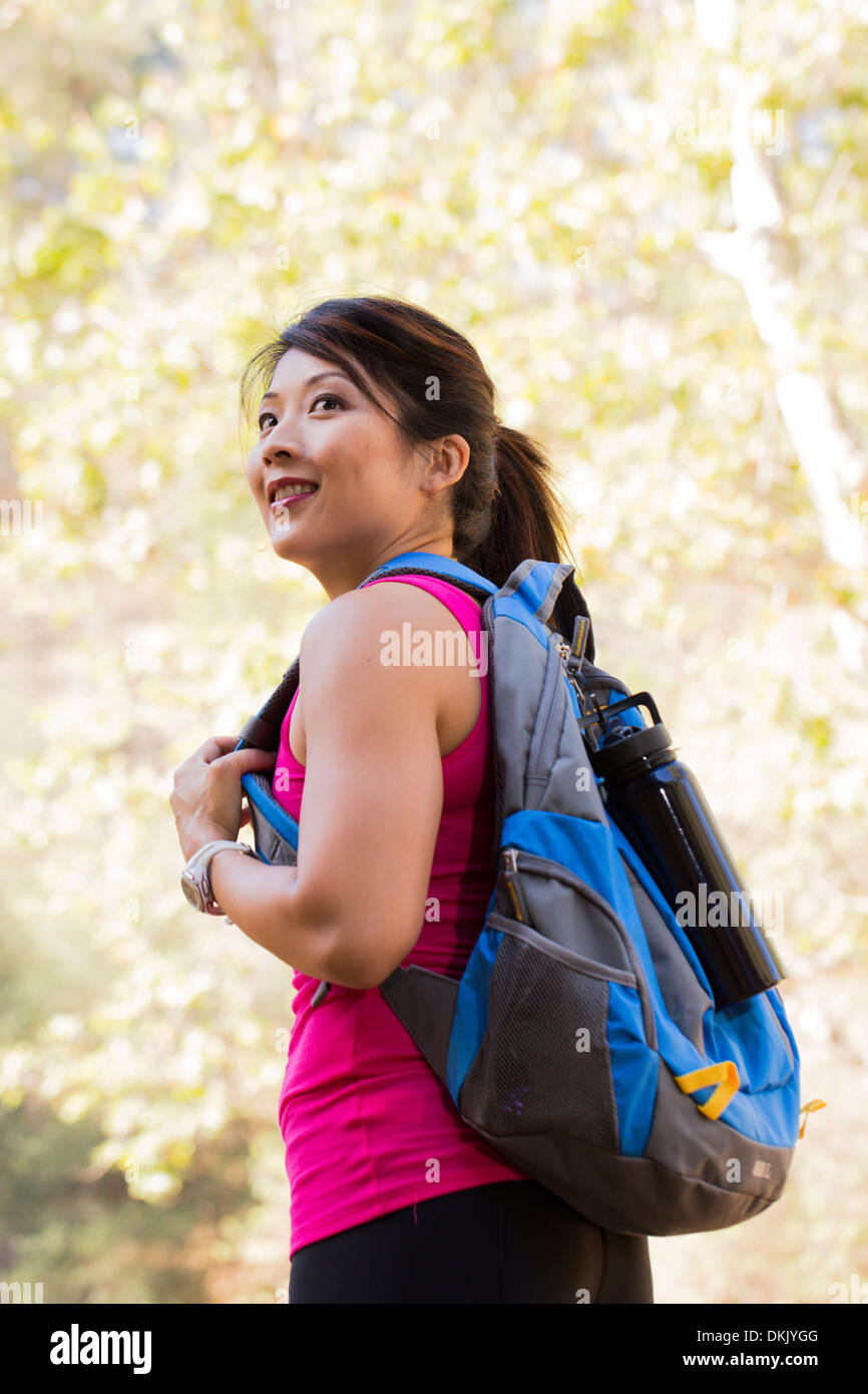 Female hiker à par-dessus son épaule Banque D'Images