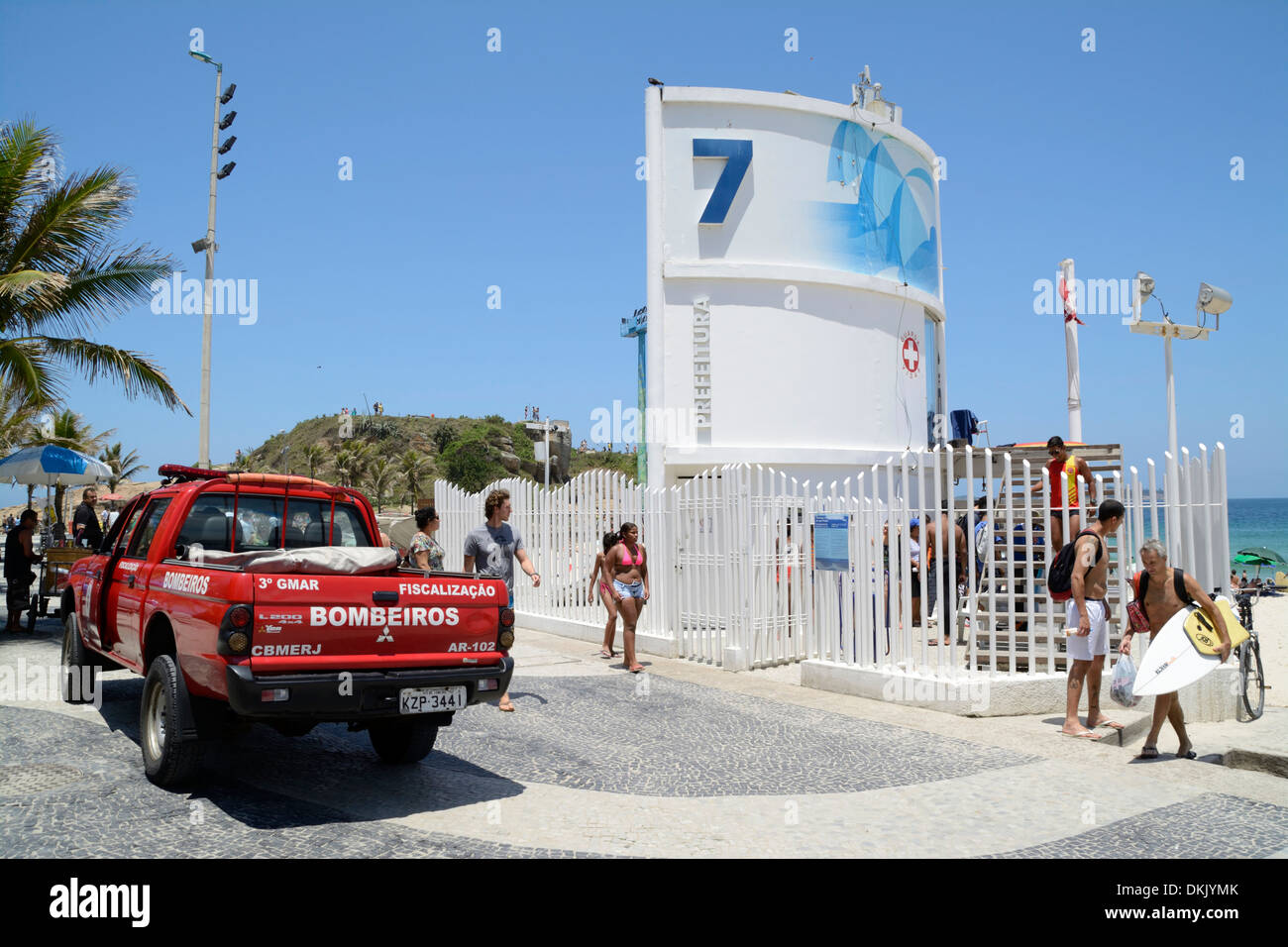 Un centre de surveillance Coastguard et un camion rouge de pompiers sur la plage d'Ipanema à Rio de Janeiro, au Brésil Banque D'Images