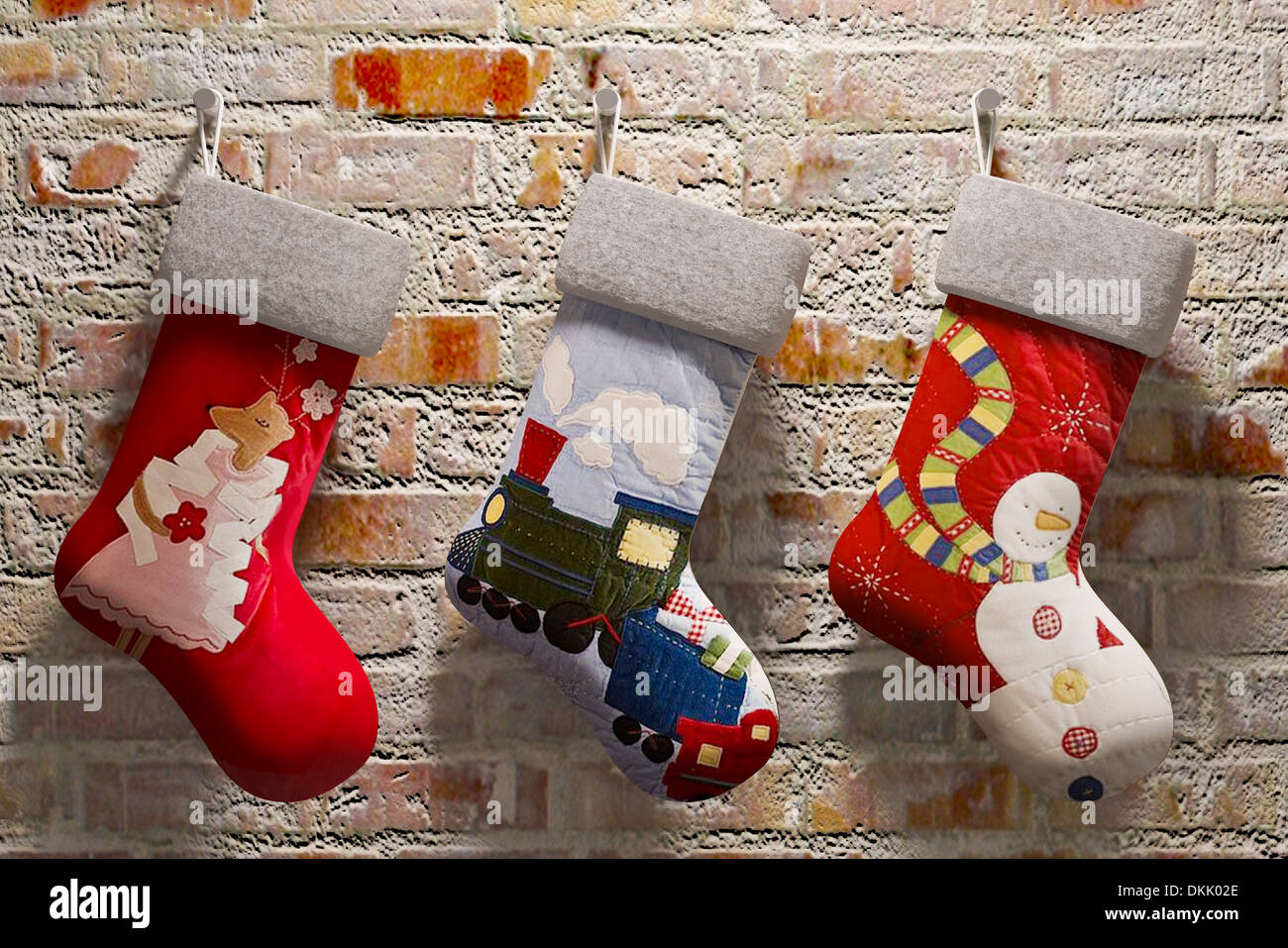 Chaussettes de Noël accroché sur un mur de briques Photo Stock - Alamy
