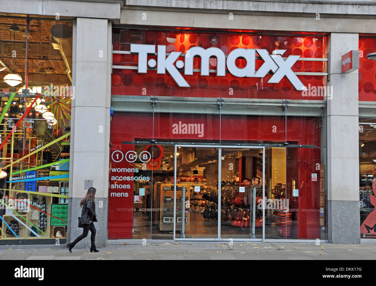T.K. Maxx bon marché magasin de mode à Kensington High Street Londres W8 Royaume-Uni Banque D'Images