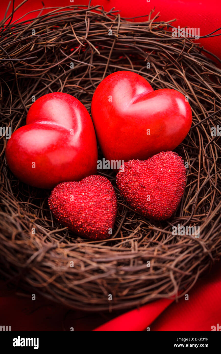 Petit Nid Douillet Avec Quatre Coeurs Rouges Concept De Famille Attachment Parenting Les Parents Et Les Enfants Photo Stock Alamy Petit Nid Douillet Avec Quatre Coeurs Rouges Concept De Famille Attachment Parenting Les Parents Et Les Enfants Photo Stock Alamy