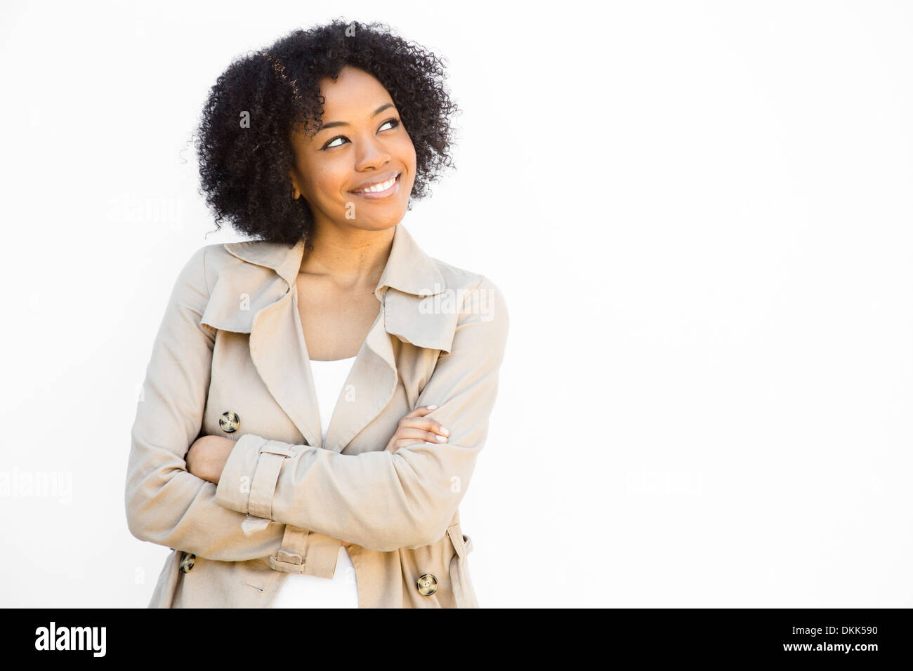 Smiling African American woman with her arms crossed Banque D'Images