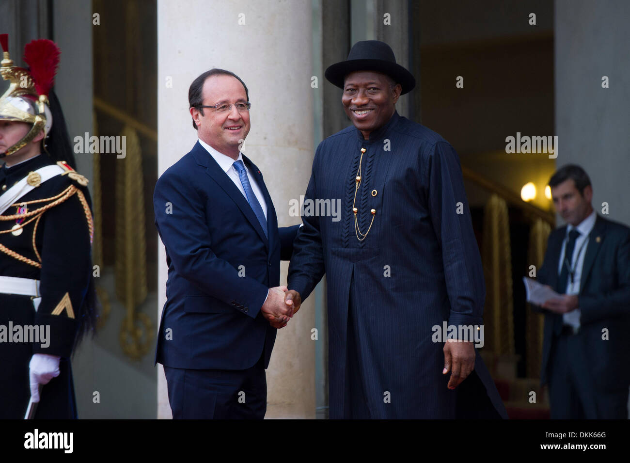Paris, France. 6e déc, 2013. Le Président français François Hollande (R) avant se félicite le président du Nigeria Goodluck Jonathan (R) lors de la cérémonie d'ouverture d'un sommet sur la paix et la sécurité en Afrique, en France, à Paris, le 6 décembre 2013. Le Président français François Hollande vendredi ont pleuré la disparition de Nelson Mandela et a rendu hommage au héros anti-apartheid qui continuera d'inspiration se bat pour la liberté et la paix. Credit : Etienne Laurent/Xinhua/Alamy Live News Banque D'Images
