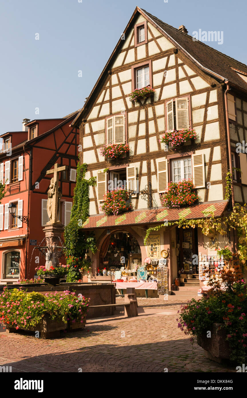 Elk213-2413v France, Alsace,, Kayserberg maisons à colombages Banque D'Images