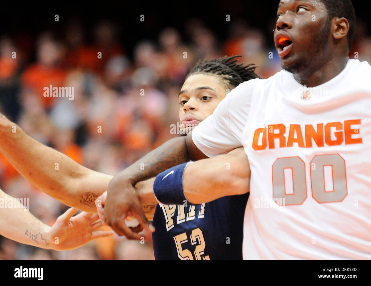 02 janvier 2010 - Syracuse, NY, United States - 2 janvier 2010 : Pittsburgh Center J.J. Richardson (52) prend un sur le menton avant de Syracuse Rick Jackson's elbow. Pittsburgh défait Syracuse 82-72 dans une grande conférence de l'Est se rencontreront au Carrier Dome à Syracuse, New York.(Image Crédit : © Alan Schwartz/Cal/ZUMApress.com) Media Sport Banque D'Images