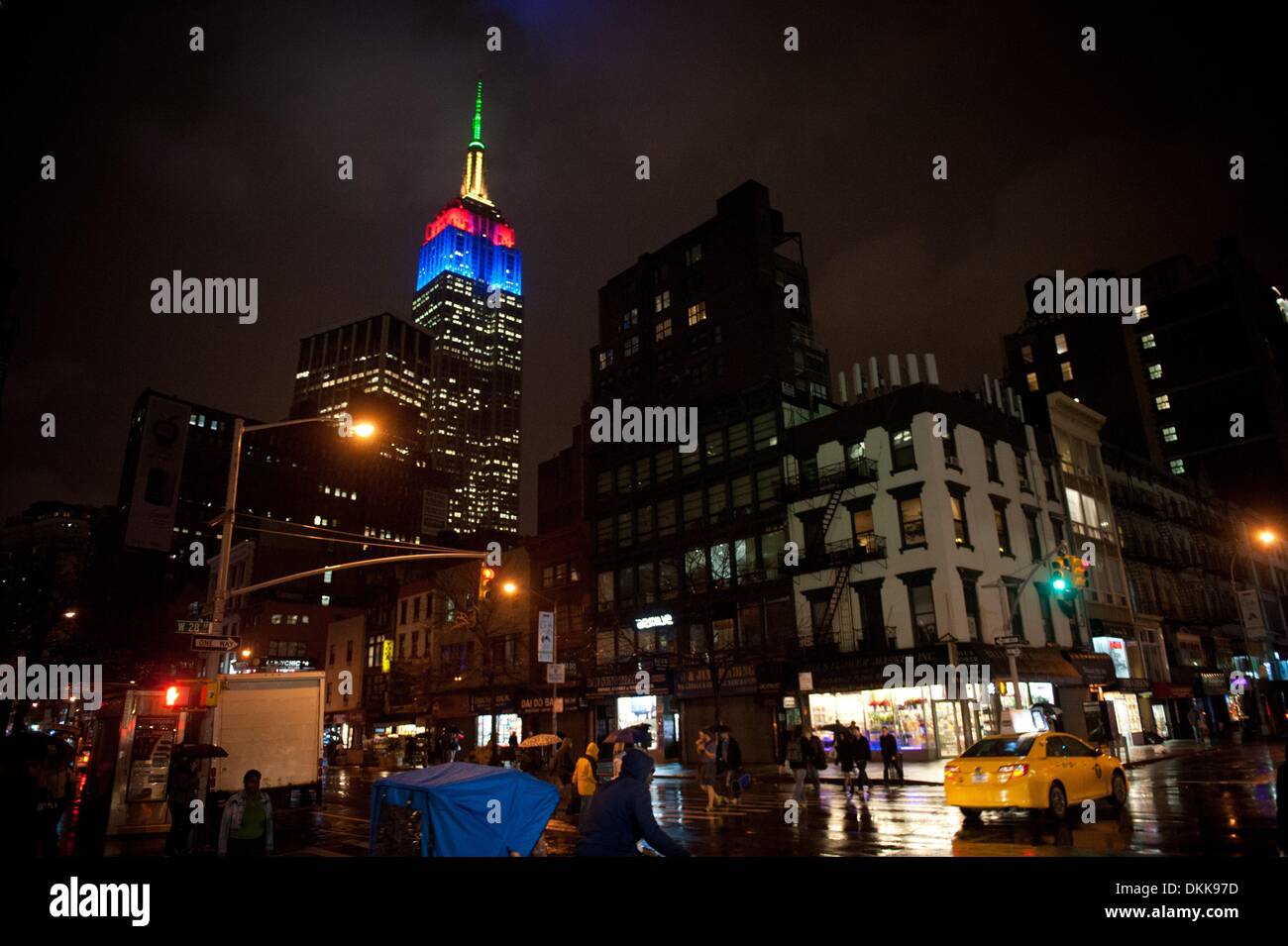 Manhattan, New York, USA. 6e déc, 2013. L'Empire State Building tower sont allumés dans les couleurs du drapeau de l'Afrique du Sud en hommage à Nelson Mandela, le vendredi 6 décembre 2013. Credit : Bryan Smith/ZUMAPRESS.com/Alamy Live News Banque D'Images