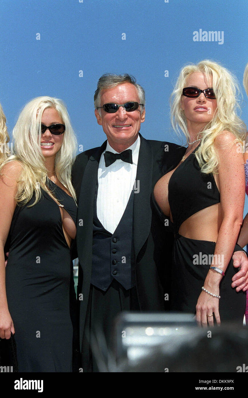 HUGH HEFNER et fondateur de Playboy PLAYMATES..CANNES, FRANCE, EUROPE.12/05/2001.bh55E6C. Banque D'Images