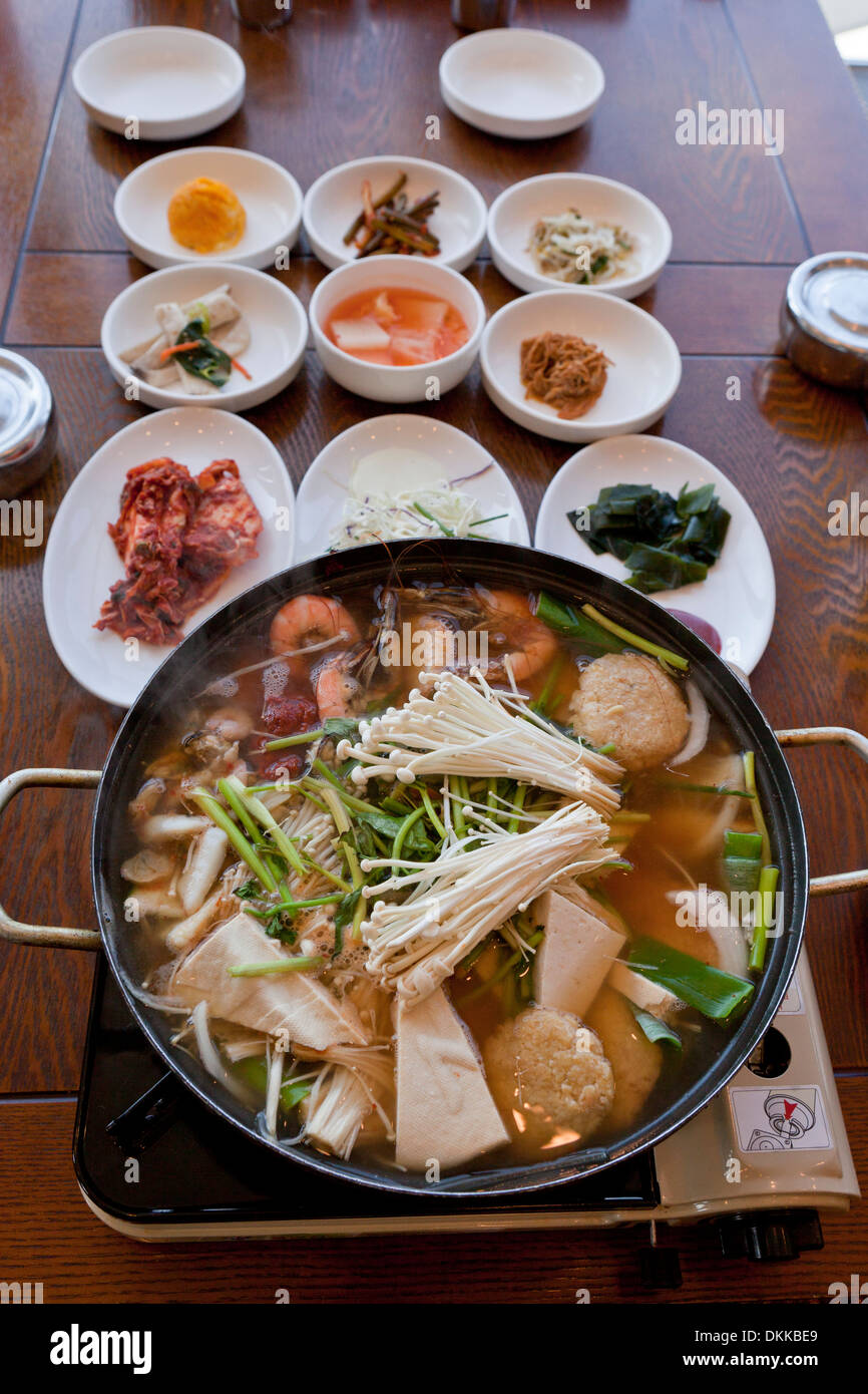 Soupe de fruits de mer épicés plat (Haemultang) sur table - Corée du Sud Banque D'Images