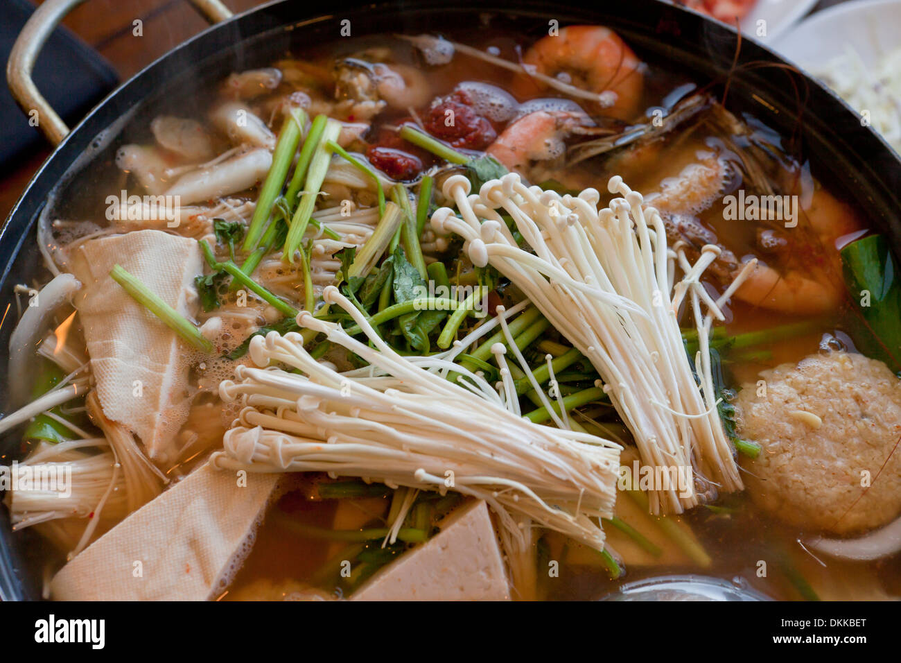 Soupe de fruits de mer épicés plat (Haemultang) sur table - Corée du Sud Banque D'Images