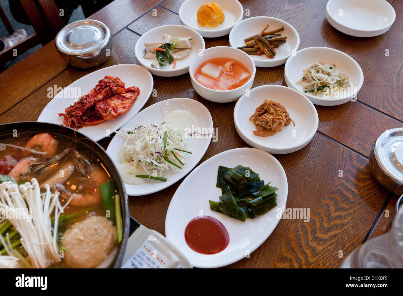 Côté coréen typique réglage plats au restaurant table - Corée du Sud Photo  Stock - Alamy