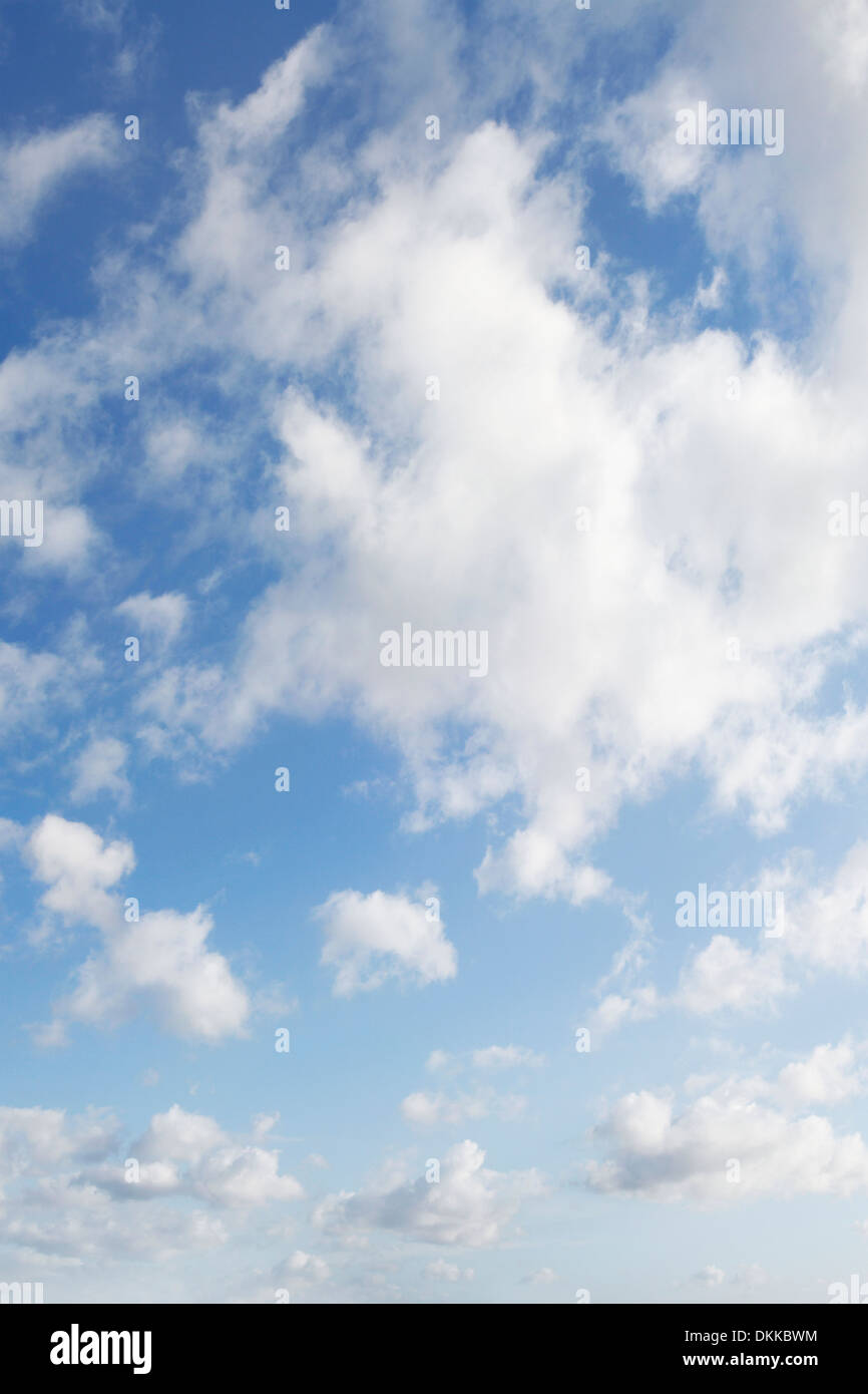 Fluffy clouds in a blue sky Banque D'Images