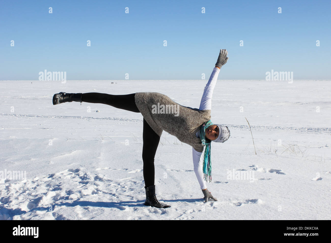 Femme fille yoga pose neige hiver 'copie' de l'espace plein air Banque D'Images