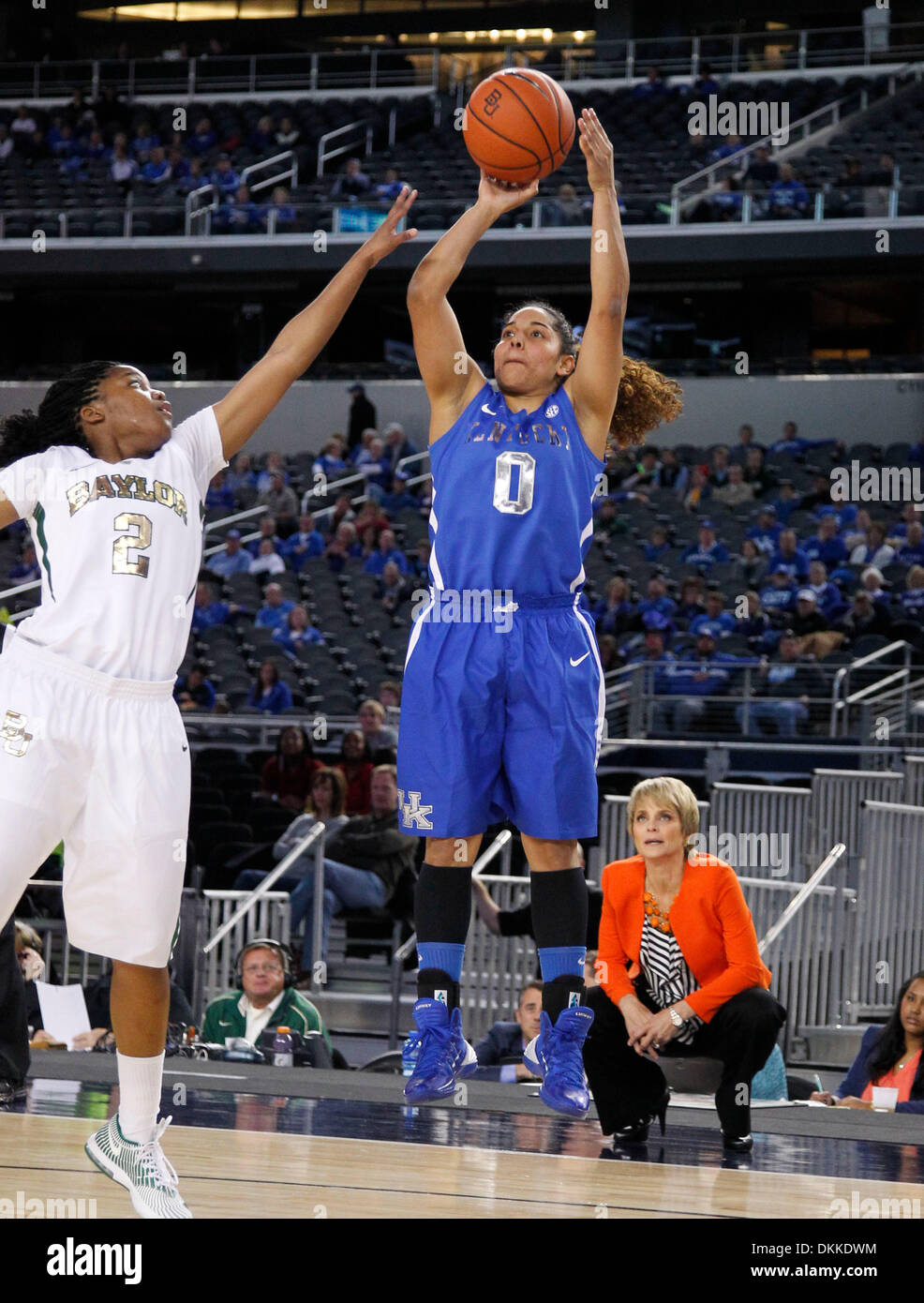 Richmond, Kentucky, USA. 6e déc, 2013. Kentucky Wildcats Garde côtière canadienne Jennifer O'Neill (0) mis en un cavalier sur Baylor Bears guard Niya Johnson (2) au Kentucky joué Baylor le vendredi 6 décembre 2013 à Richmond, Ky. Photos de Mark Cornelison | Crédit Personnel : Lexington Herald-Leader/ZUMAPRESS.com/Alamy Live News Banque D'Images