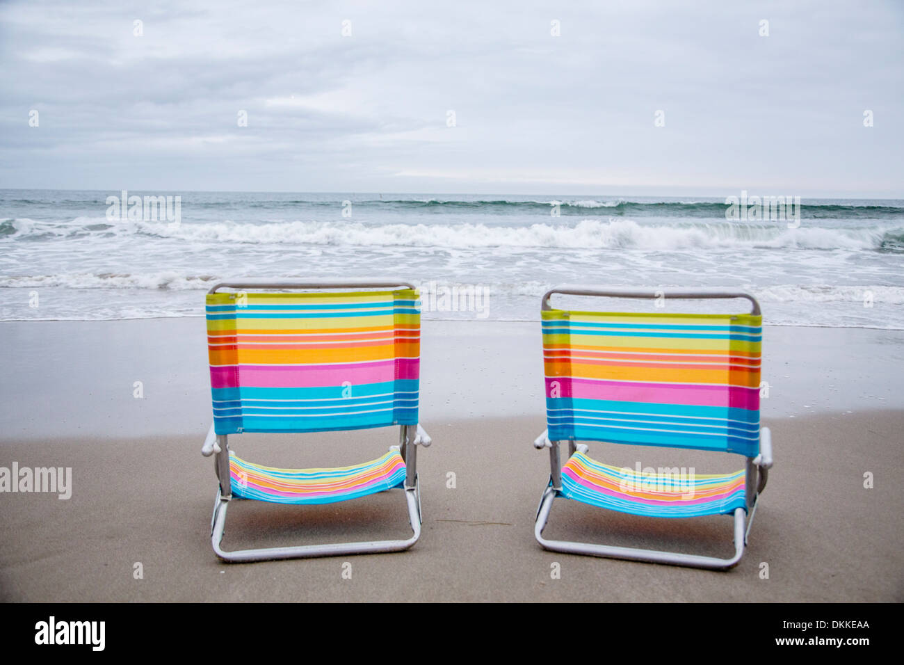 Deux chaises de plage vide sur la plage Banque D'Images