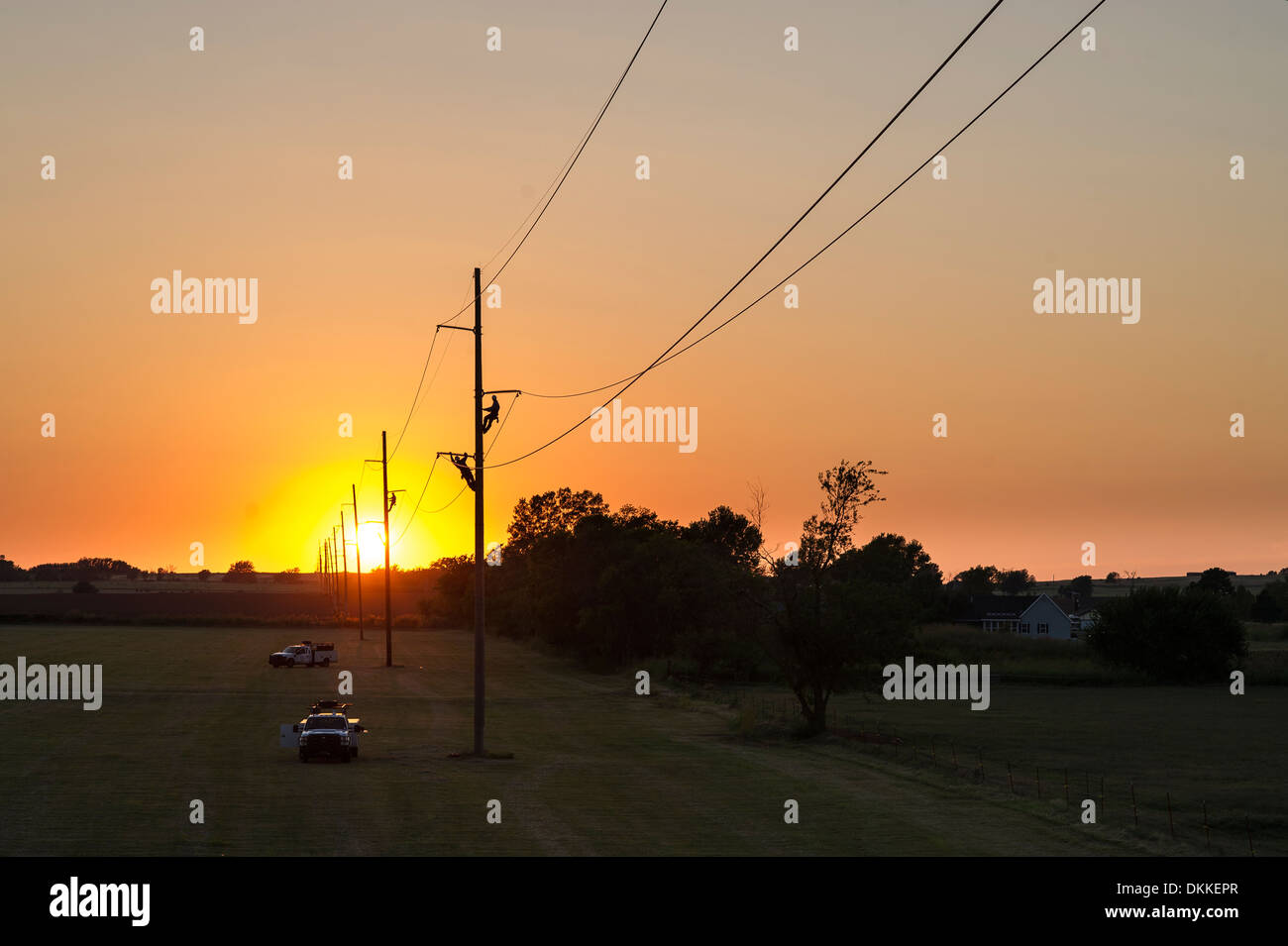 Western Farmer's Electric poseurs à la réfection d'une ligne de transmission à haute tension dans le centre de l'Oklahoma. Banque D'Images