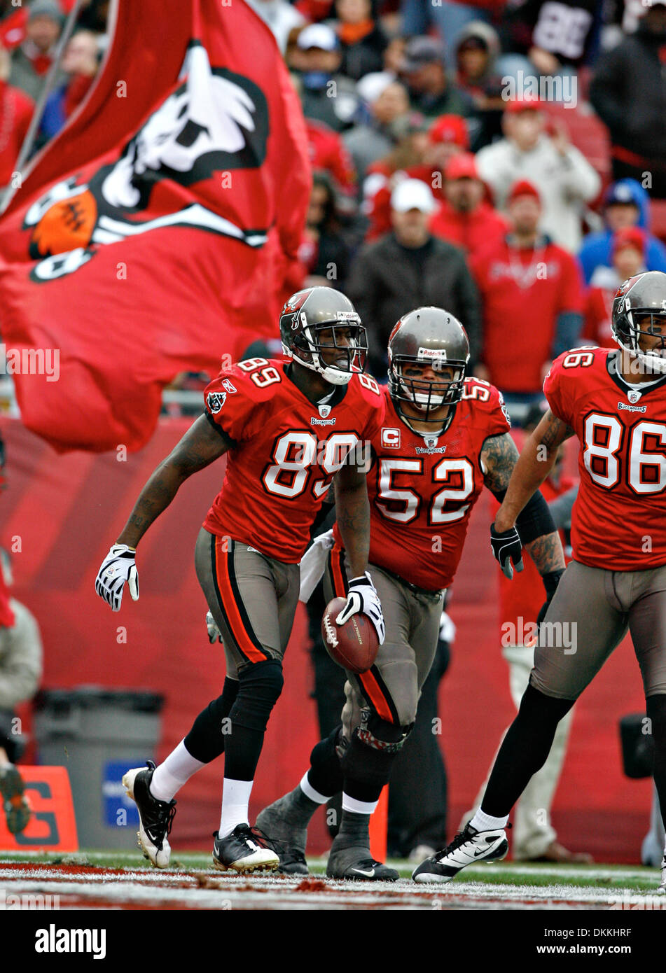 03 janvier 2010 - Saint Petersburg, Florida, USA - DANIEL WALLACE | fois.TP   WALL 316732 Bucs 12 (01/03/2010) Tampa Tampa Bay Buccaneers receveur Antonio Bryant (89) célèbre son touchdown au cours du quatrième trimestre avec Jeff Faine centre (52) et de tight end Jerramy Stevens (86). SECOND SEMESTRE L'ACTION : les Tampa Bay Buccaneers jouer les Atlanta Falcons chez Raymond James Stadium à Banque D'Images