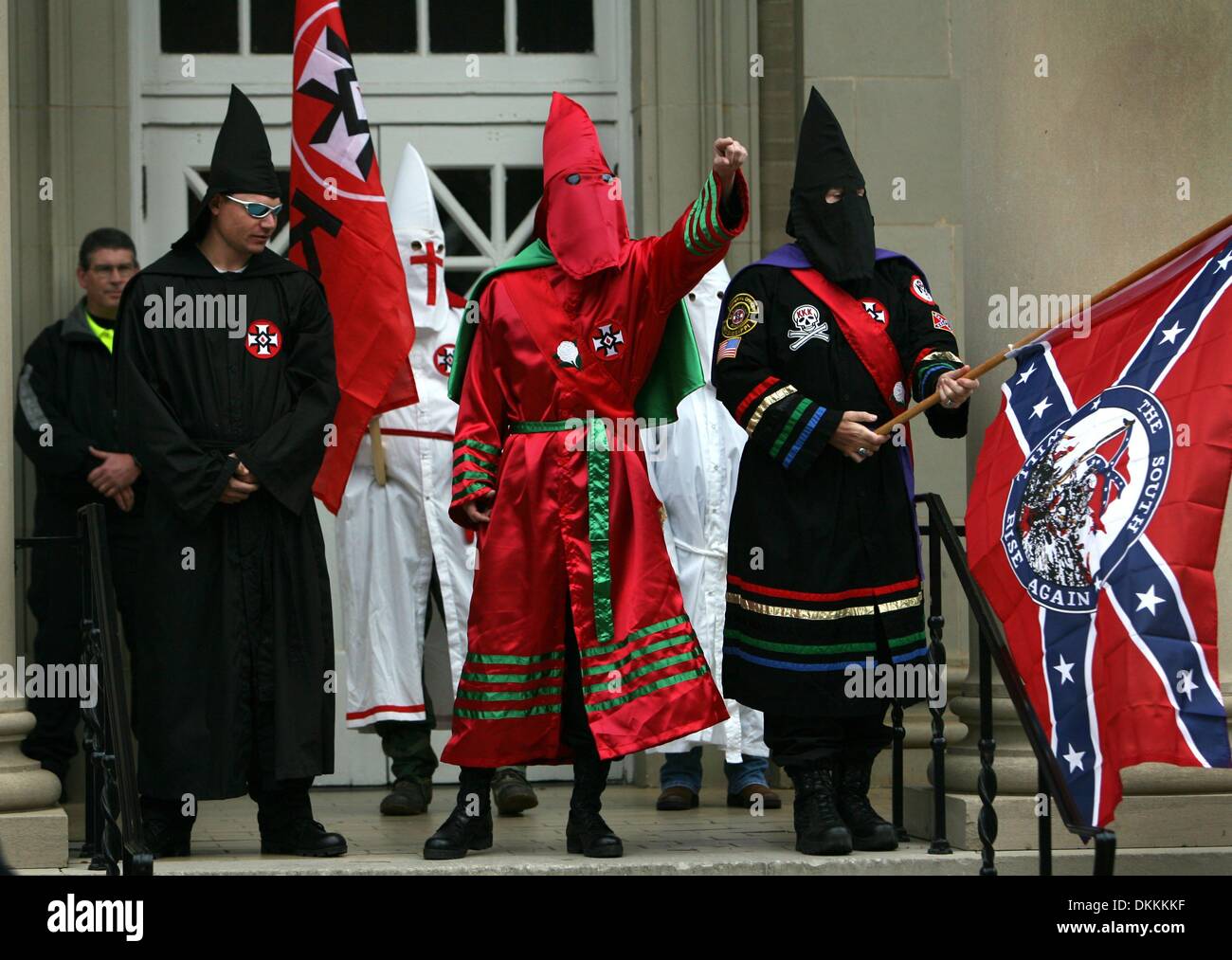 22 novembre 2009 - Oxford, MS, États-Unis d'Amérique - RÉGION SECONDAIRE -- KLAN RALLY -- Sat, 21 Nov 09. (BLbike4) Photo par Brad Luttrell. Un Ku Klux Klan chant membres ''le sud augmenteront à nouveau'' à un rassemblement au KKK Fulton chapelle le samedi en protestation du Chancelier Dan Jones' décision d'interdire la lecture de ''From Dixie avec amour'' au cours des jeux. Le KKK a 11 membres à la manifestation, qui a duré 10 Banque D'Images