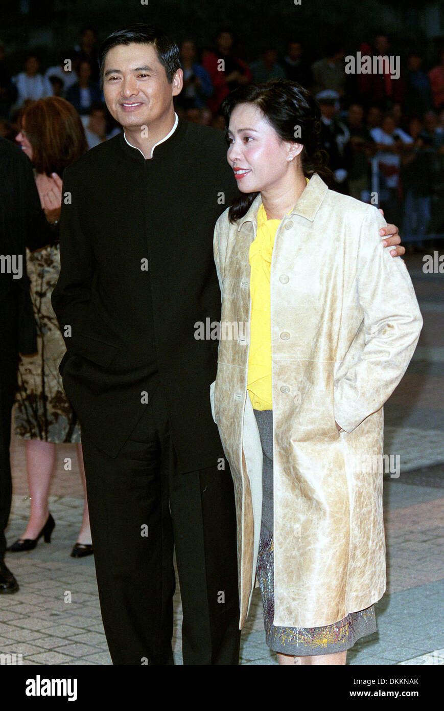 CHOW YUN-FAT & FEMME JASMIN.ACTEUR ET FEMME.DEAUVILLE, FRANCE.08/09/2000.BB30D16C. Banque D'Images