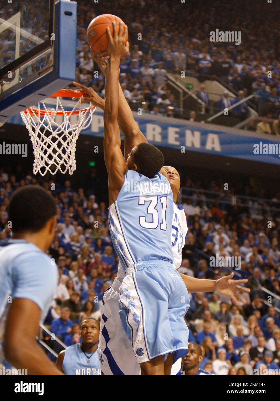 05 déc., 2009 - Lexington, Kentucky, USA - UK's Daniel Orton bloqué ce dunk tentative par la Caroline du Nord a John Henson (31) dans la seconde moitié. Photo de David Perry | Personnel (crédit Image : © Lexington Herald-Leader/ZUMApress.com) Banque D'Images