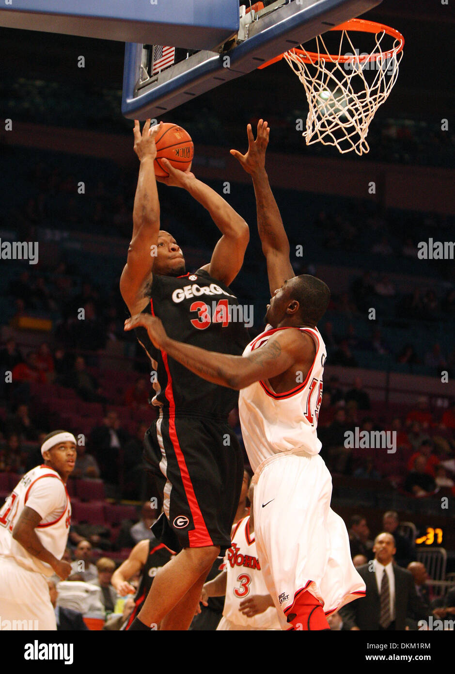 09 déc., 2009 - NEW YORK, New York, USA - California's 34- Albert Jackson marqué comme St. John's 15- Coker Dele défendue comme l'Université de Géorgie a joué the l'Université dans le SEC-Big East Invitational au Madison Square Garden de New York, NY, Mercredi, Décembre, 9, 2009. C'est d'abord la moitié de l'action. Photo par Charles Bertram | Personnel (crédit Image : © Herald-Leade Lexington Banque D'Images