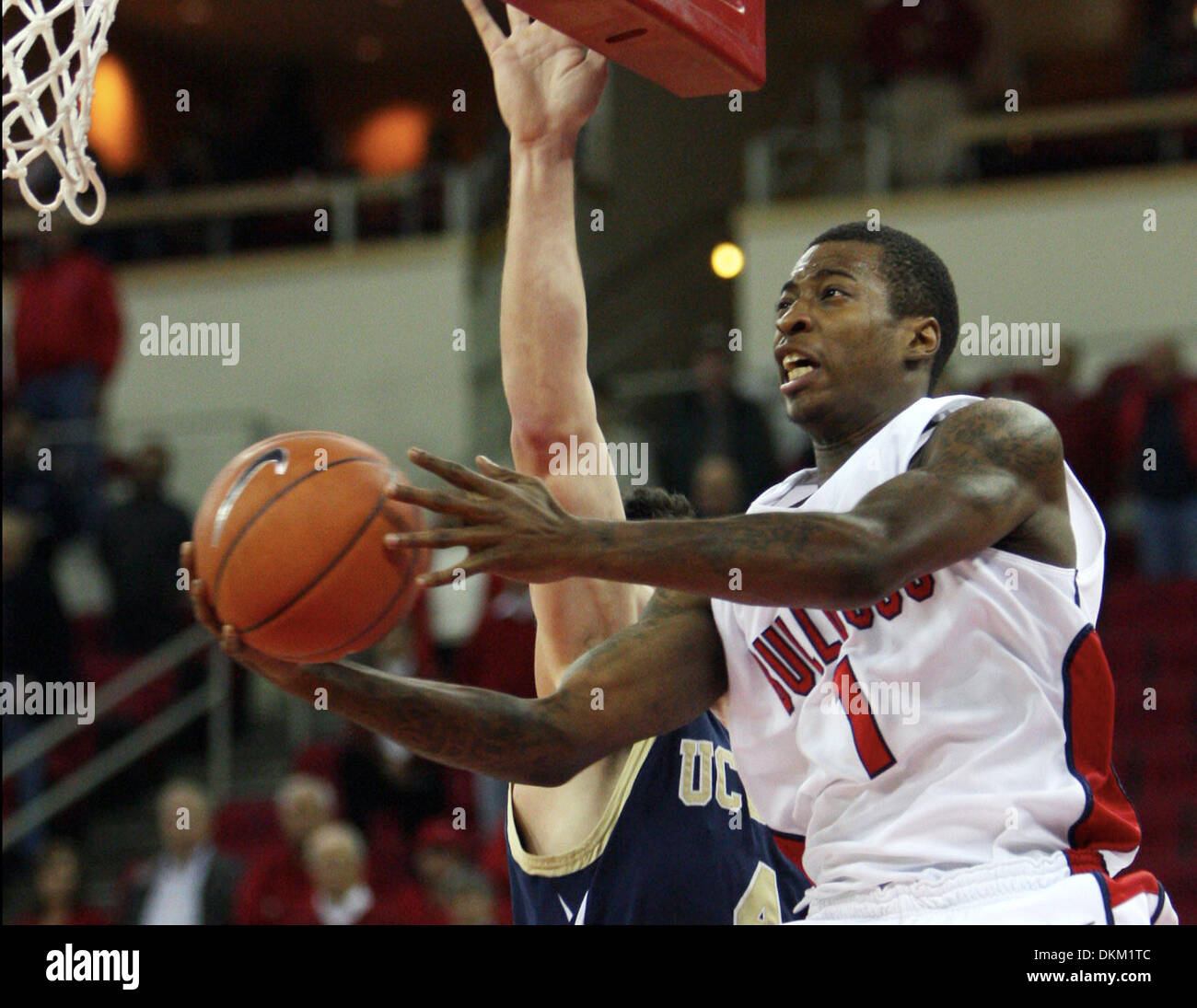 Le 17 décembre 2009 - Fresno, Californie, USA - Fresno, CA 12/17/09 3 UCD AUS DLW SPT - Fresno State's Mike Ladd est encrassé sous le panier par U.C. Davis Dominic Calegari durant la première moitié de leur jeu à la Save Mart Center le jeudi 17 décembre 2009. - DARRELL WONG/LE FRESNO BEE (crédit Image : © Fresno Bee/ZUMApress.com) Banque D'Images
