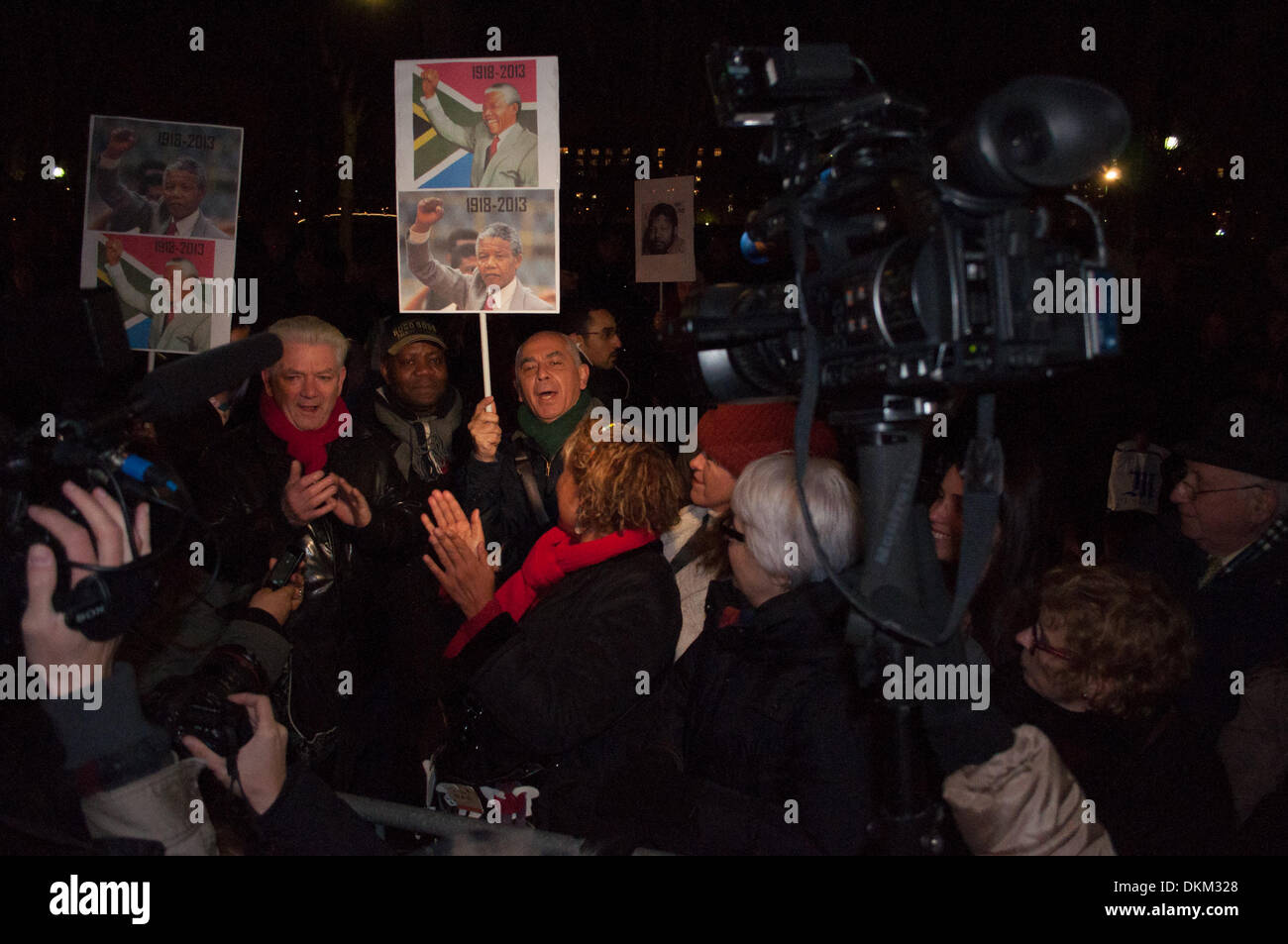 Paris, France. 06 Dec, 2013. Foule se rassemble en face de l'ambassade d'Afrique du Sud à Paris pour rendre hommage à Nelson Mandela qui est juste de mourir. Crédit : Laurent Poinet/Alamy Live News Banque D'Images