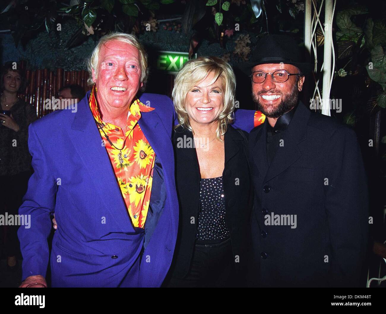 1 Septembre, 1996 - Londres, ANGLETERRE - 01/06/96 ROBERT STIGWOOD ET MAURICE GIBB ASSISTER À BARRY GIBBS 50E ANNIVERSAIRE À LONDRES.-ON DIT QUE MAURICE GIBB EST GRAVEMENT MALADE après ce qui semblait être une crise cardiaque-.MAURICEGIBBRETRO(Image Crédit : © Globe Photos/ZUMAPRESS.com) Banque D'Images