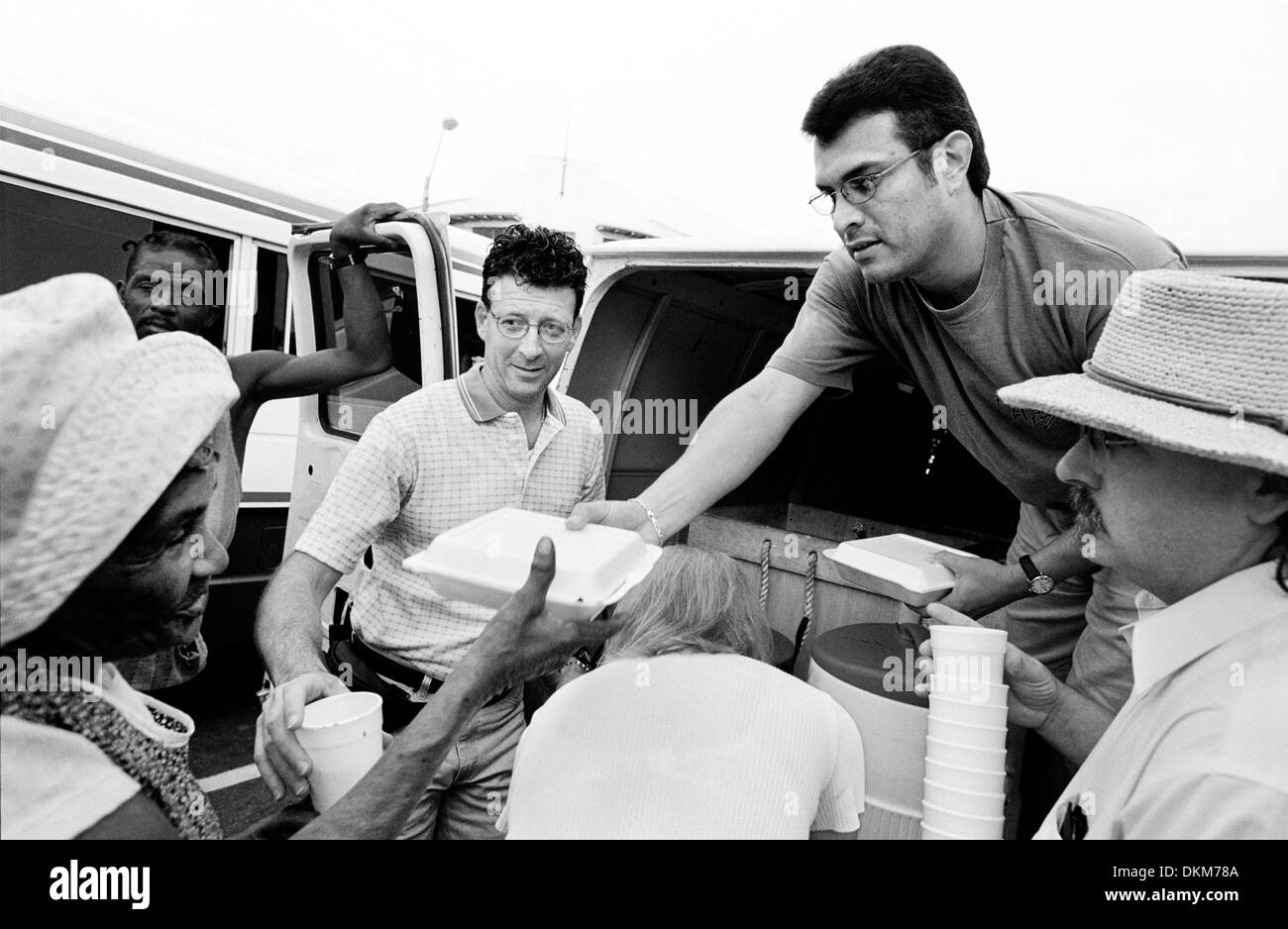 19 novembre 2001 - Kingston, Jamaïque - au moins une fois à chaque voyage, les pèlerins ont la possibilité de faire plus qu'observer, comme ici ils distribuent des repas aux personnes vivant dans les rues de Kingston, Jamaïque, où l'Armée du salut et de la nourriture pour les pauvres de se nourrir chaque jour de 500 à 750 personnes. L'acte de donner et les sourires on reçoit en retour une atmosphère que les secouristes espère que wi Banque D'Images