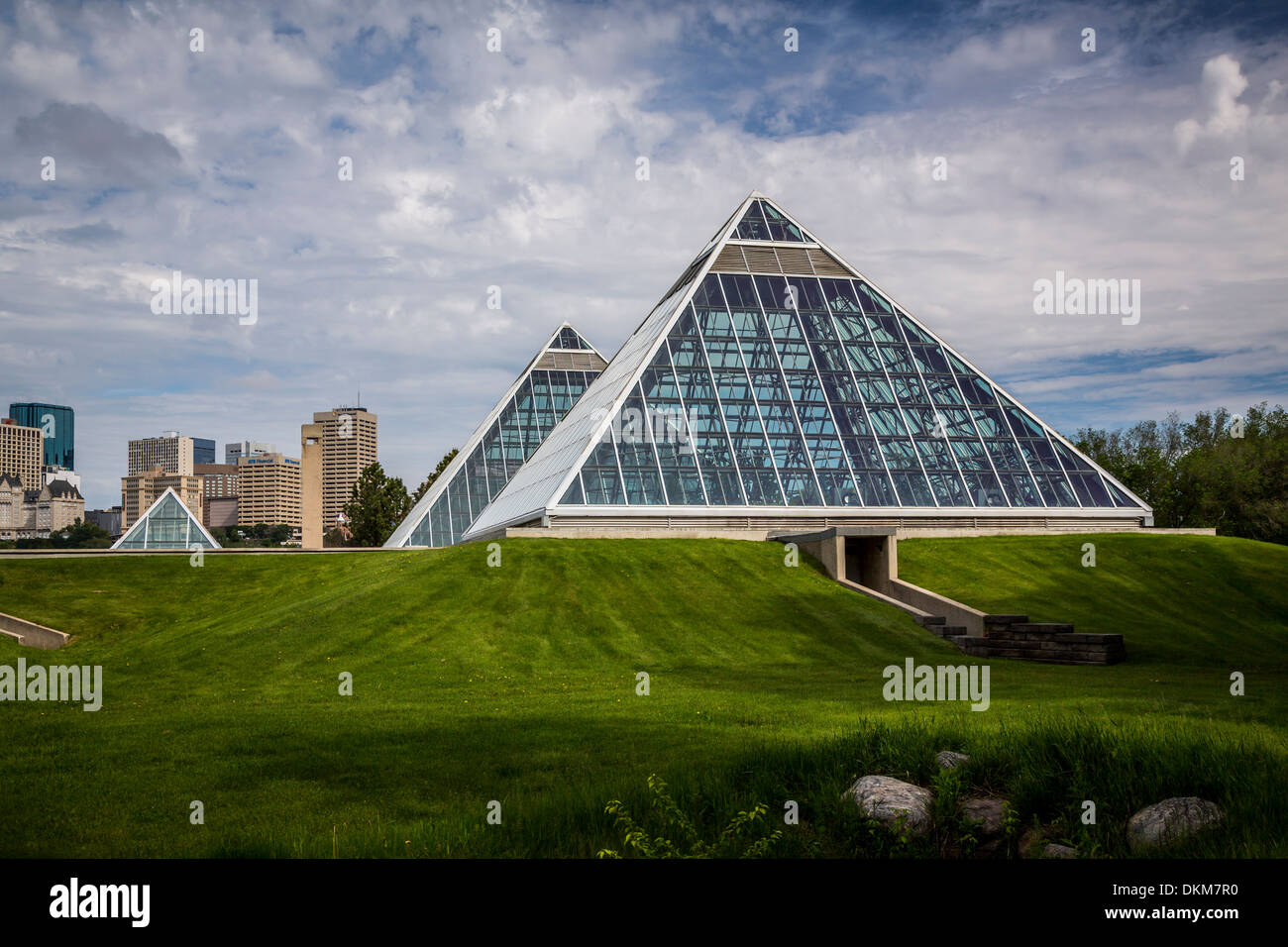 Le Muttart Conservatory Pyramids et les toits de la ville d'Edmonton, Alberta, Canada. Banque D'Images