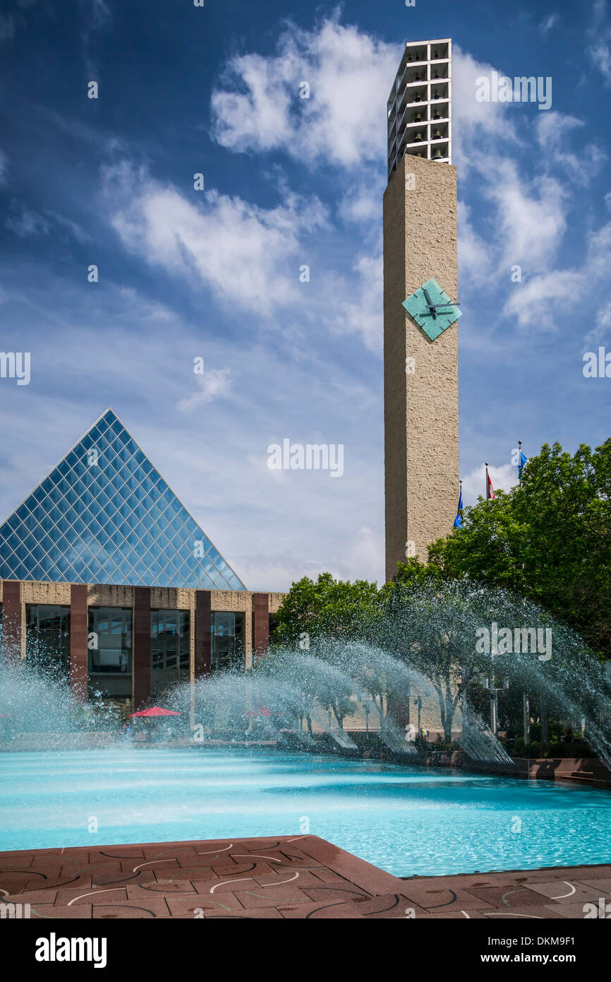 La fontaine décorative et la piscine à l'Hôtel de Ville d'Edmonton, Alberta, Canada. Banque D'Images