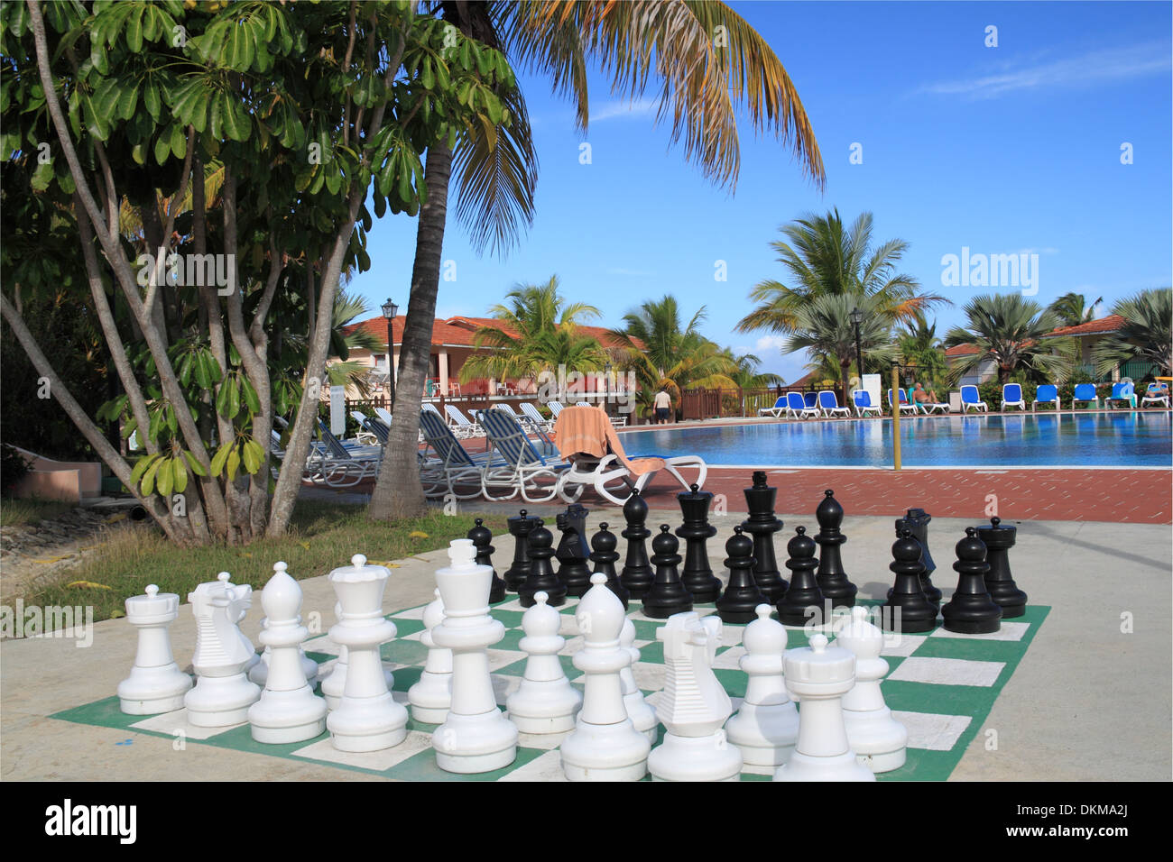 Le jeu d'échecs géant et piscine au Breezes Resort, Playa Jibacoa, province de Mayabeque, Cuba, mer des Caraïbes, l'Amérique centrale Banque D'Images