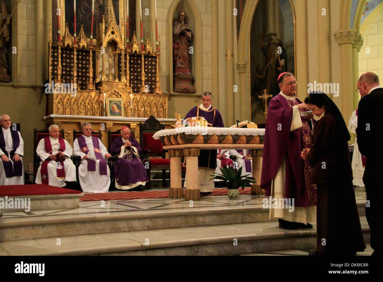 Jérusalem, la masse des cendres dans la co-cathédrale du Patriarcat Latin Banque D'Images