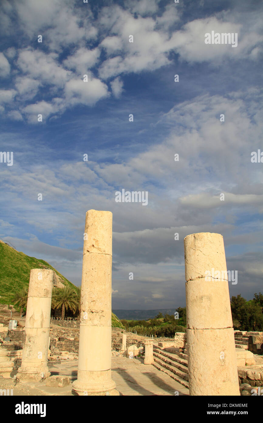 Ruines de l'Roman-Byzantine ville Scythopolis, colonnes de marbre à la rue à colonnades Palladius Banque D'Images