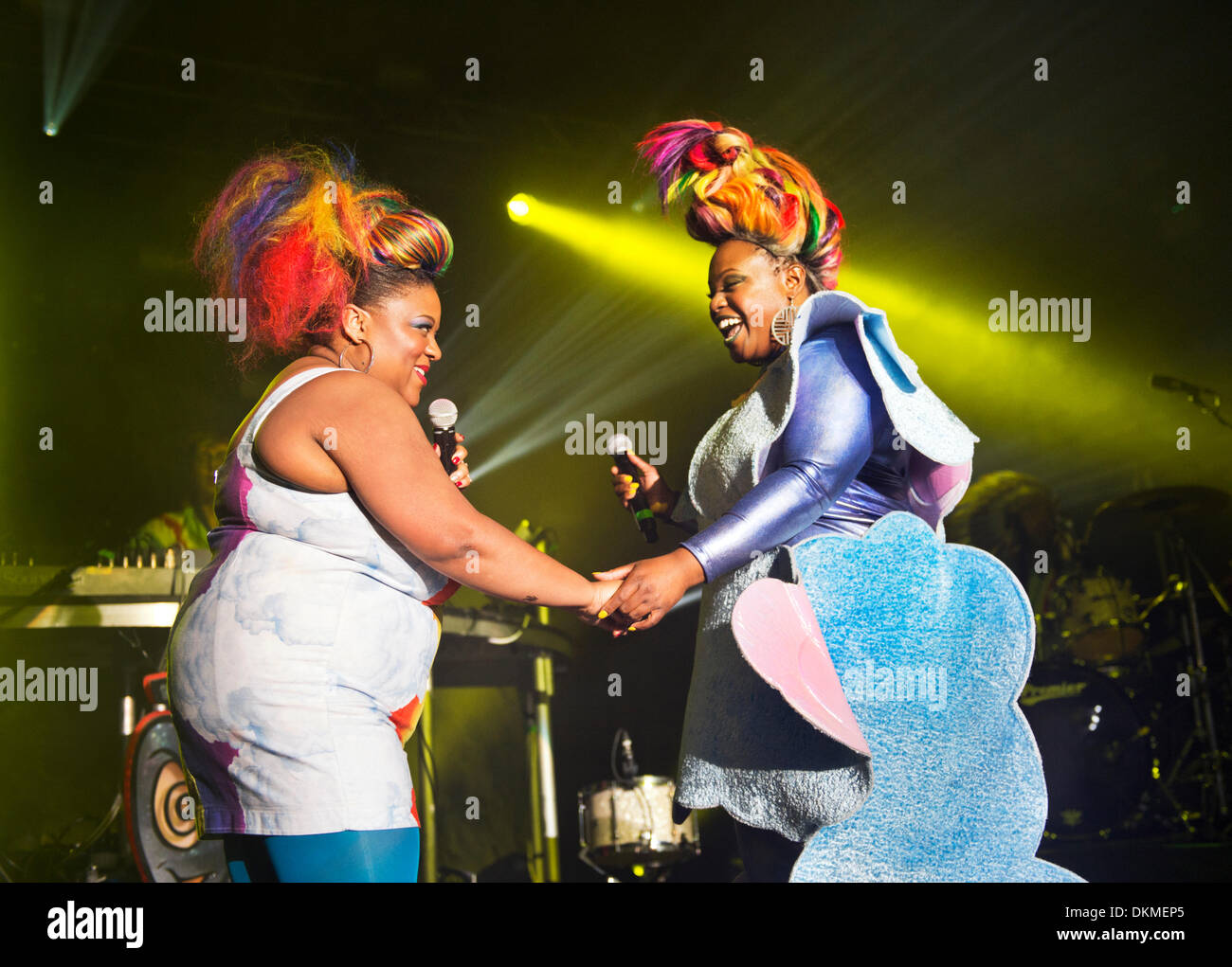 Birmingham, UK. 5 déc, 2013. Electro-dance band Tryo en concert à Birmingham à l'O2 Academy, 5 décembre 2013. Vula Malinga et Sharlene Hector, chanteurs. Crédit : John Bentley/Alamy Live News Banque D'Images