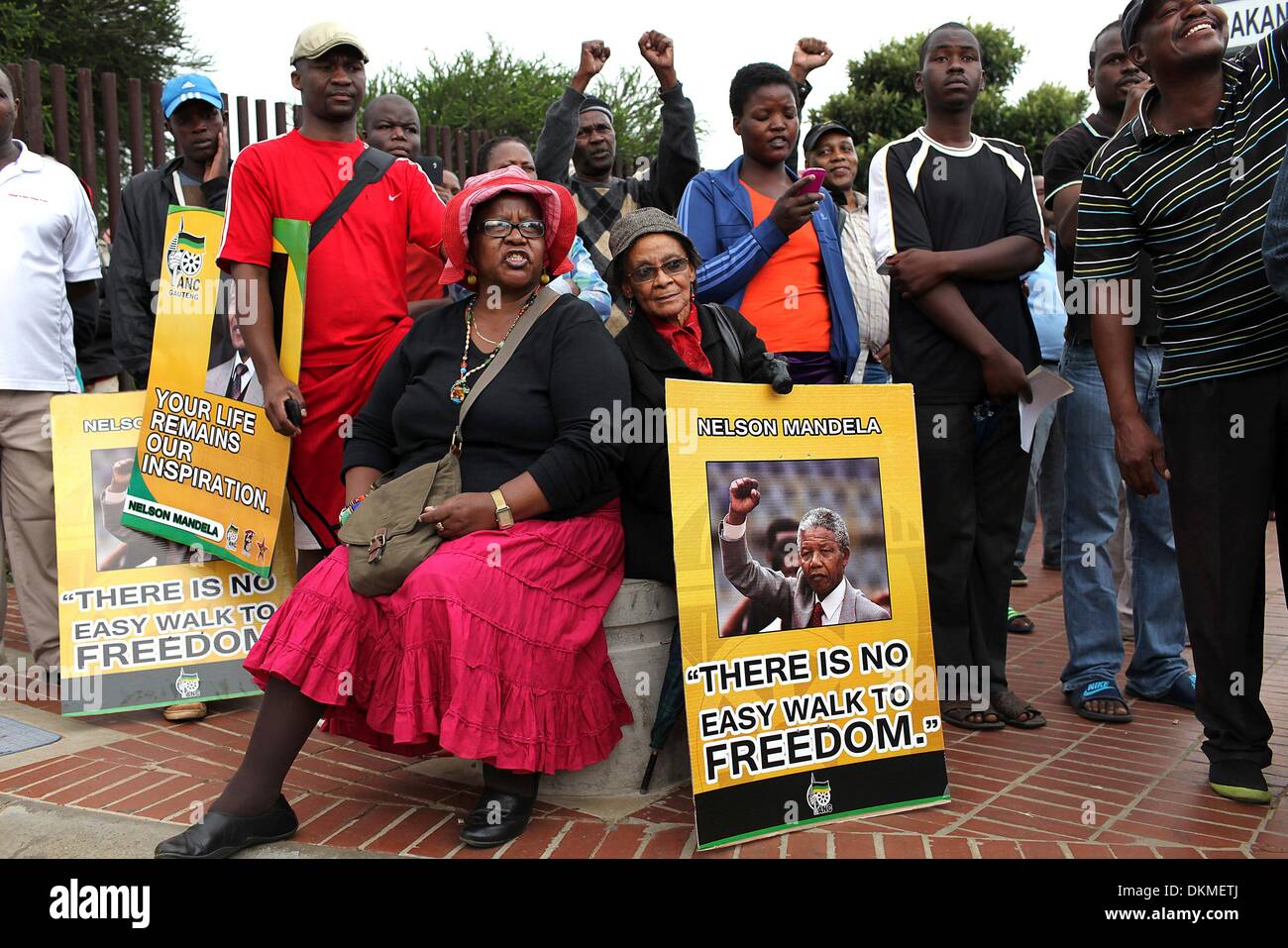 JOHANNESBURG, AFRIQUE DU SUD : les gens dans la rue Vilakazi rassemblement le 6 décembre 2013, à Johannesburg, en Afrique du Sud. Le père de la Nation, Nelson Mandela, Tata Madiba, est décédé paisiblement le soir du 5 décembre 2013 à son domicile à Houghton en famille. (Photo par Gallo Images / Sunday Times / Kevin Sutherland) Banque D'Images