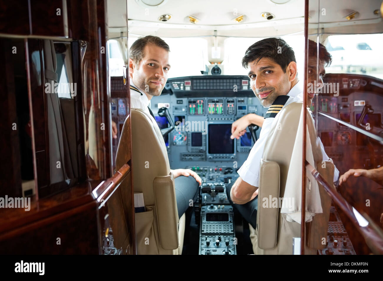 Les pilotes dans le cockpit d'avion de l'entreprise Banque D'Images