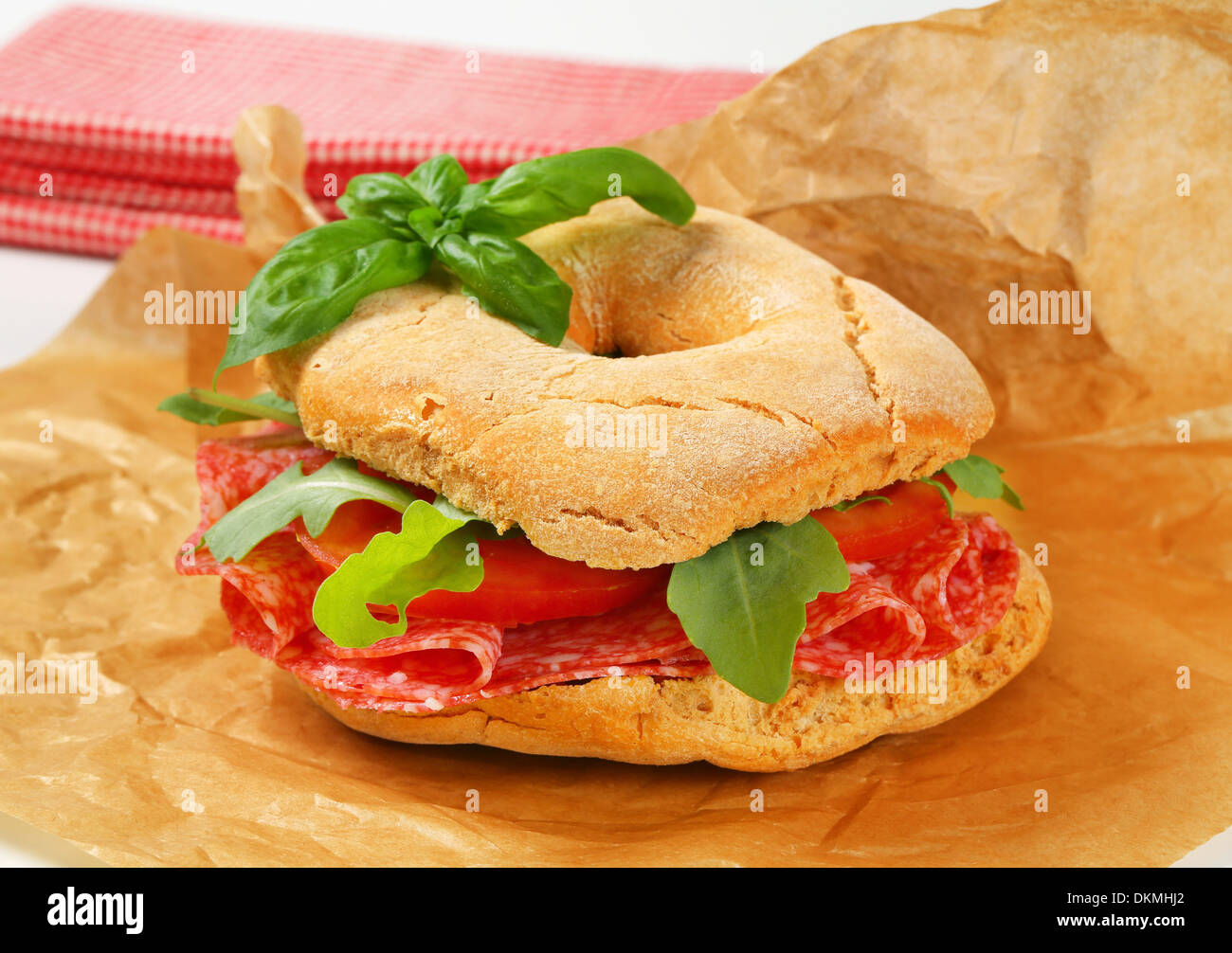 Pain italien avec de fines tranches de salami sec Banque D'Images Pain italien avec de fines tranches de salami sec Banque D'Images