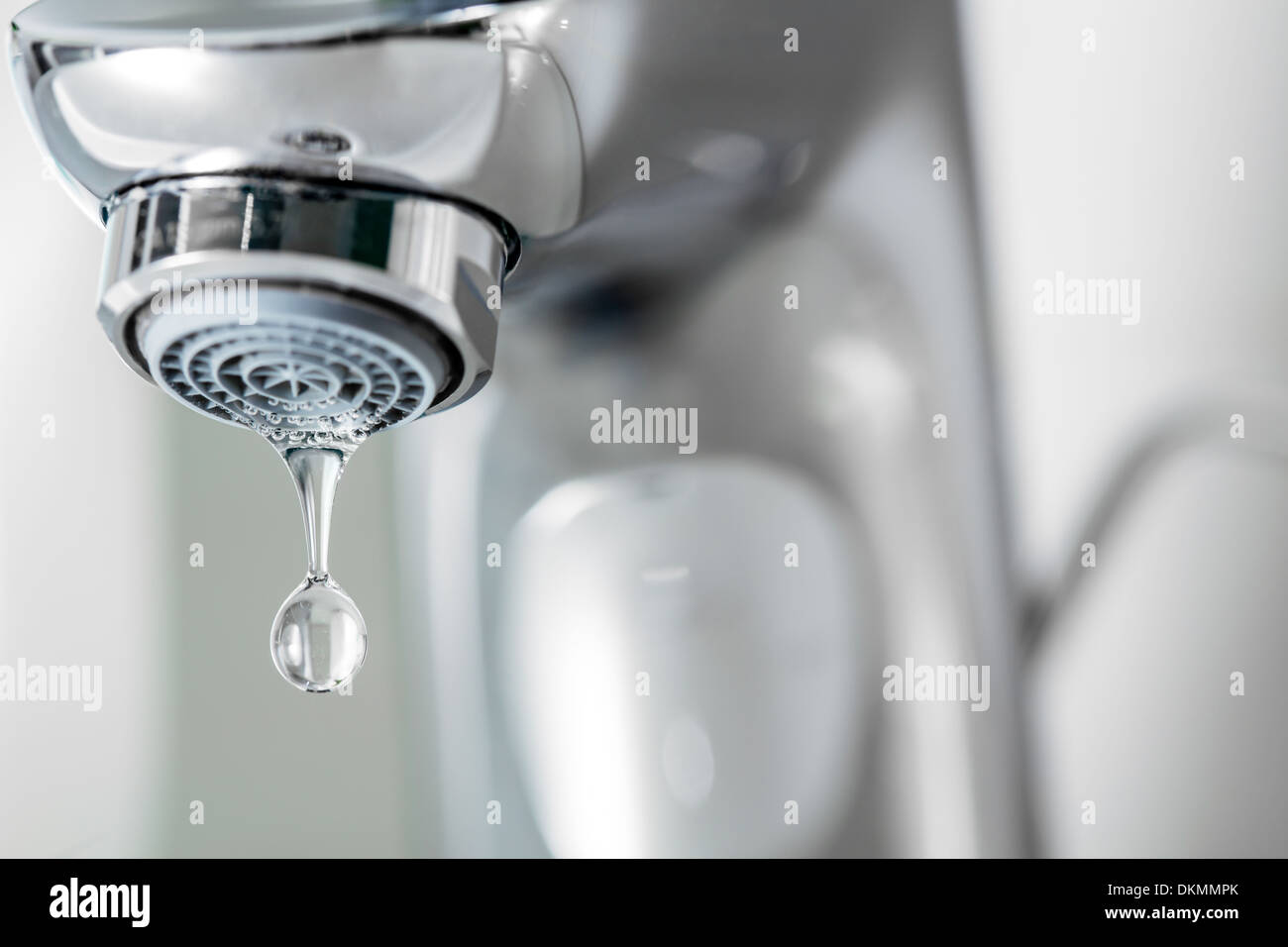 Gros plan avec robinet goutte dégoulinant. Fuite d'eau, l'épargne concept. Banque D'Images