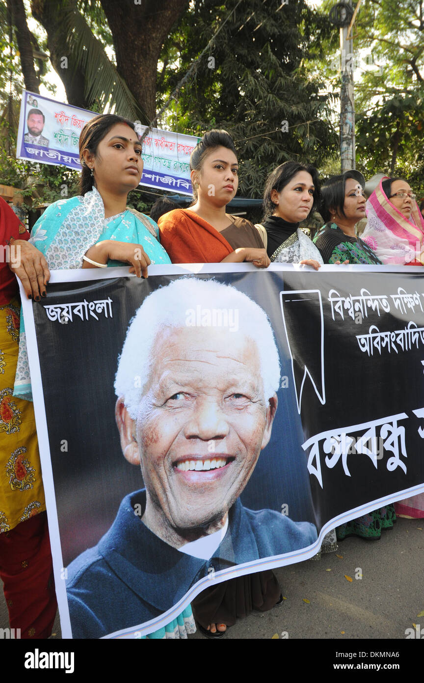 Dhaka, Bangladesh. 7 Décembre, 2013. Peuple bangladais forment une chaîne humaine pour pleurer la mort de l'ancien président sud-africain Nelson Mandela en face de National Press Club à Dhaka, Bangladesh, le 7 décembre 2013. Le Bangladesh a déclaré un état de trois jours de deuil samedi pour rendre hommage à l'ancien président sud-africain Nelson Mandela, décédé jeudi soir. Shariful Islam Crédit :/Xinhua/Alamy Live News Banque D'Images