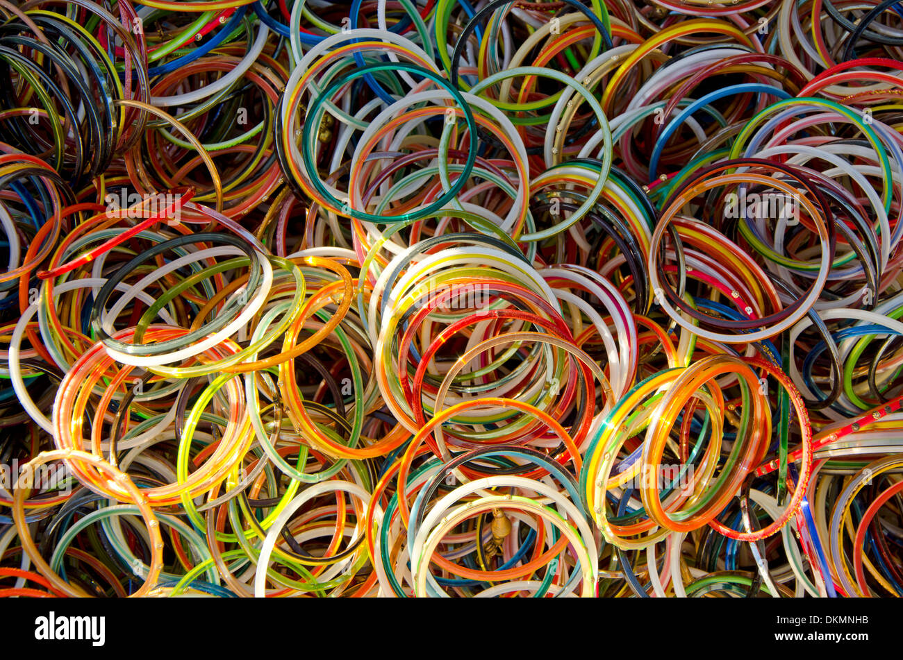 Bracelets en plastique coloré en vente sur un marché de l'occasion à Fuengirola, Espagne. Banque D'Images