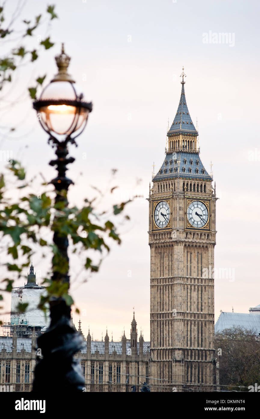 L'horloge de Big Ben à Londres lamplight et Banque D'Images