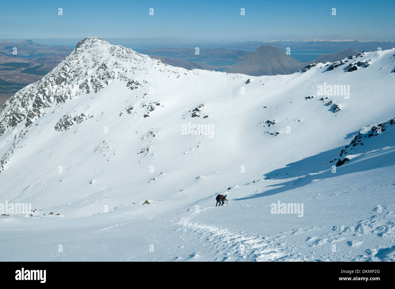 Deux alpinistes descendent dans un Sgurr Fionn Dromore West avec Bhasteir' derrière, montagnes Cuillin. Isle of Skye, Scotland, UK. Banque D'Images