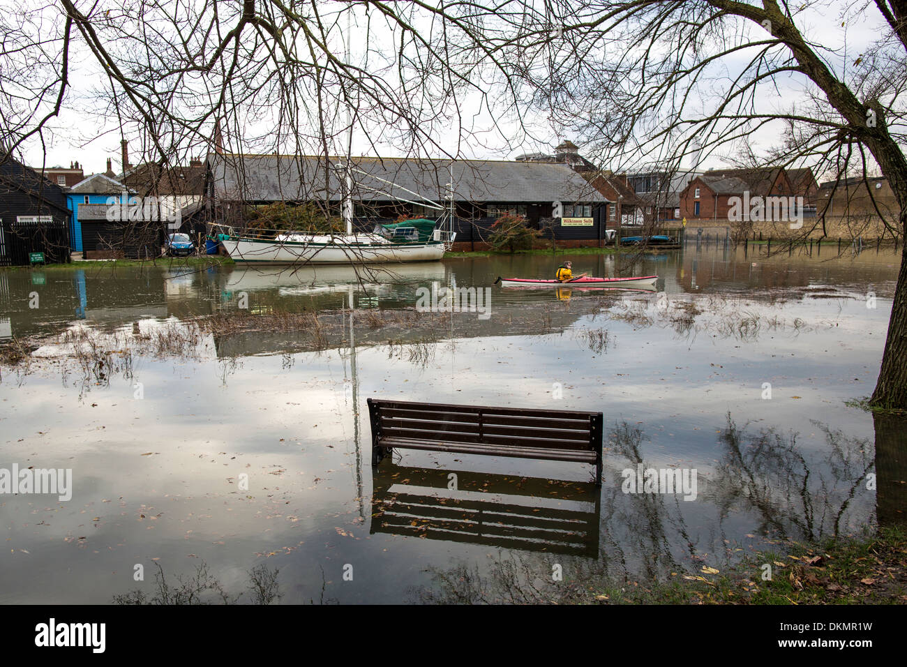 Un raz-de-marée à l'origine des inondations autour de Faversham Creek. Un banc est en partie submergé par les crues Banque D'Images