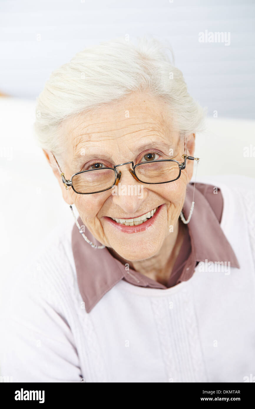 Visage d'une femme senior avec lunettes de lecture Banque D'Images