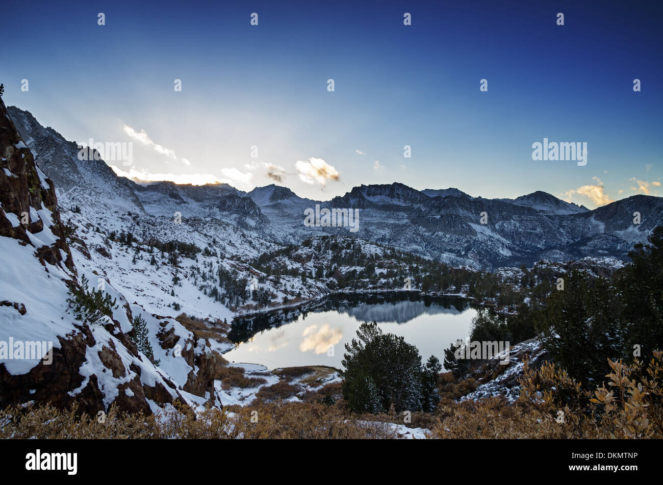Une froide soirée de montagne Sierra Nevada avec le coucher de soleil Banque D'Images