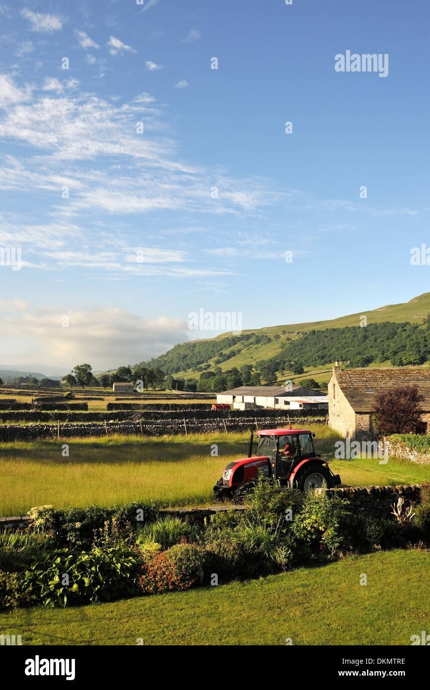 Nimbus nuages à l'extrémité inférieure de Wharfedale avec Kettlewell champs, baignant dans la lumière du soleil du matin, du Yorkshire, Angleterre Banque D'Images