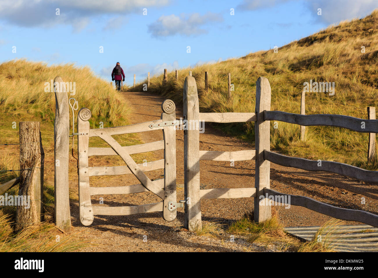 Les baisers d'ornement à côté de la porte de la grille du bétail sur chemin principal sur l'île Llanddwyn Ynys, Newborough, Isle of Anglesey, au nord du Pays de Galles, Royaume-Uni Banque D'Images