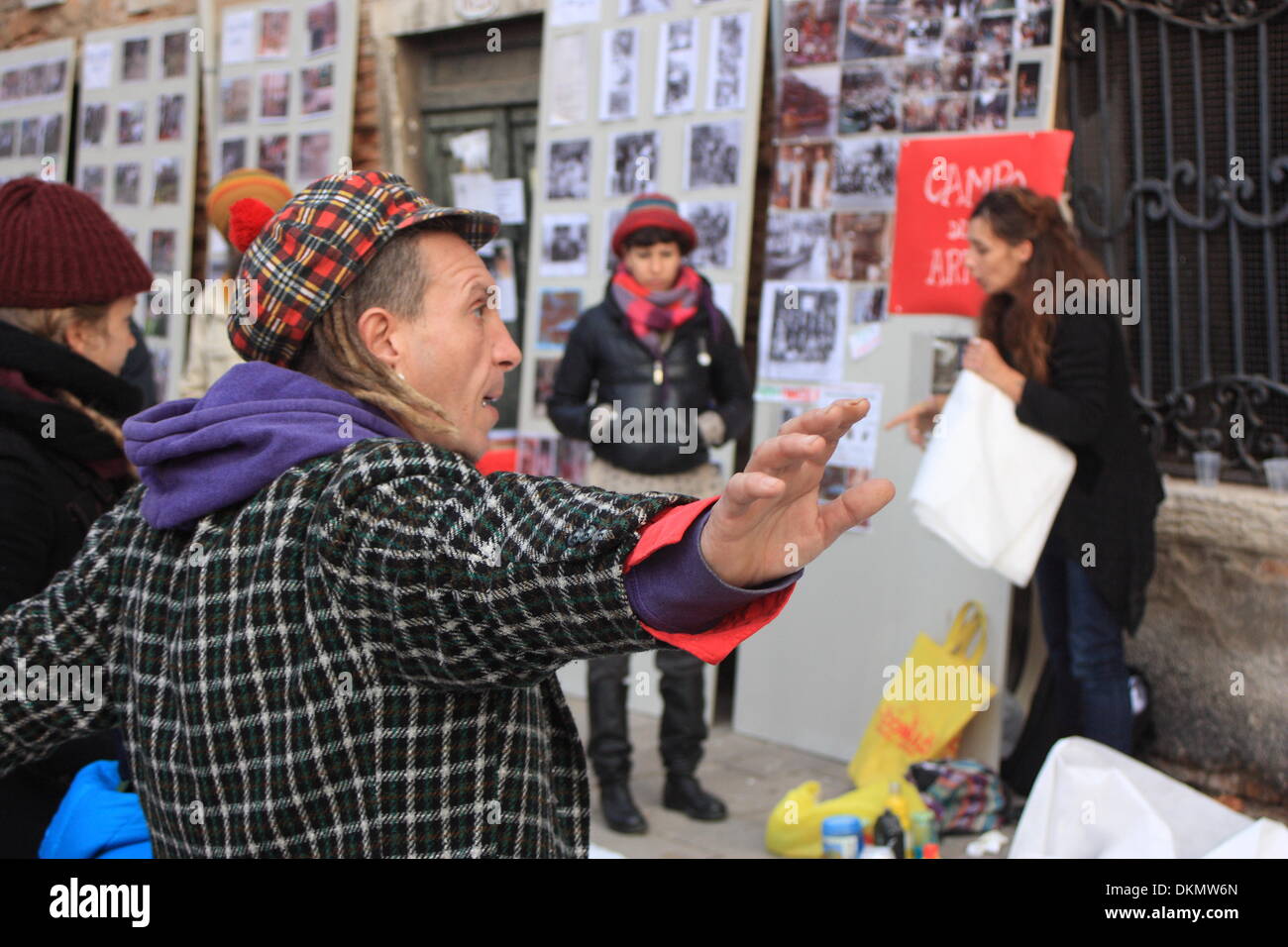 Venise, Italie. 7 Décembre, 2013. "Protestation S.O.S. Artisti di strada !" contre l'art de rue très restrictive du règlement sur Venise, Italie. Banque D'Images
