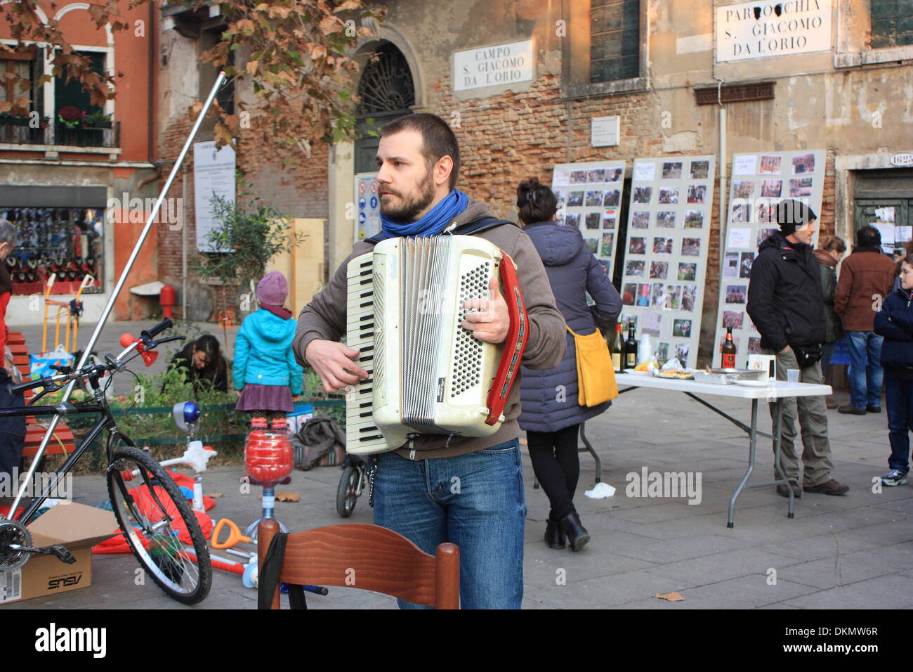 Venise, Italie. 7 Décembre, 2013. "Protestation S.O.S. Artisti di strada !" contre l'art de rue très restrictive du règlement sur Venise, Italie. Banque D'Images